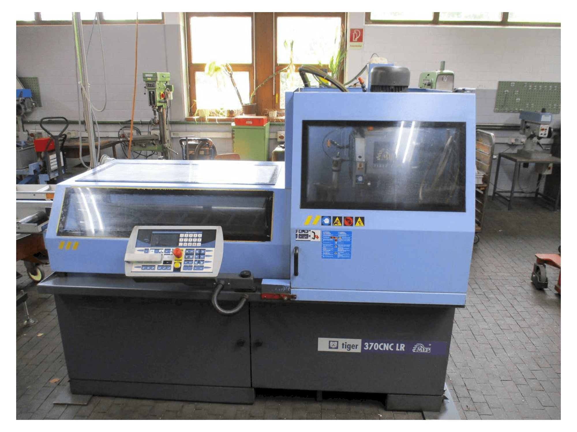 Vista Frontal da MEP TIGER 370 CNC - LR máquina