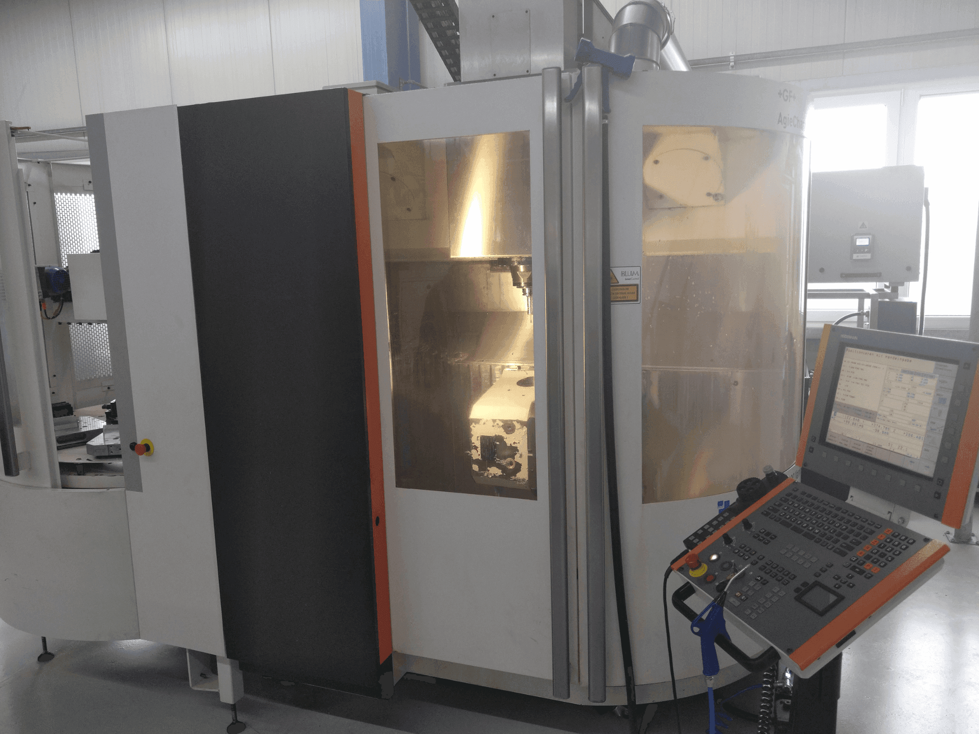 Vista Frontal da +GF+ AGIE CHARMILLES MIKRON UCP 600 Vario máquina