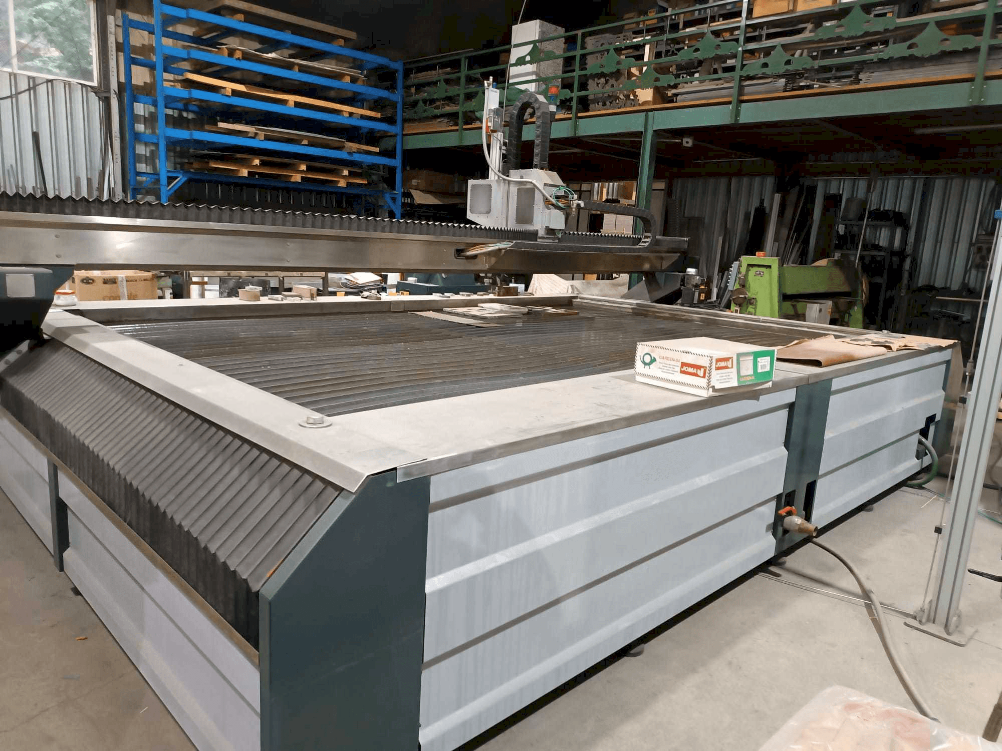 Vista Frontal da SOITAAB Waterjet IP-20 máquina