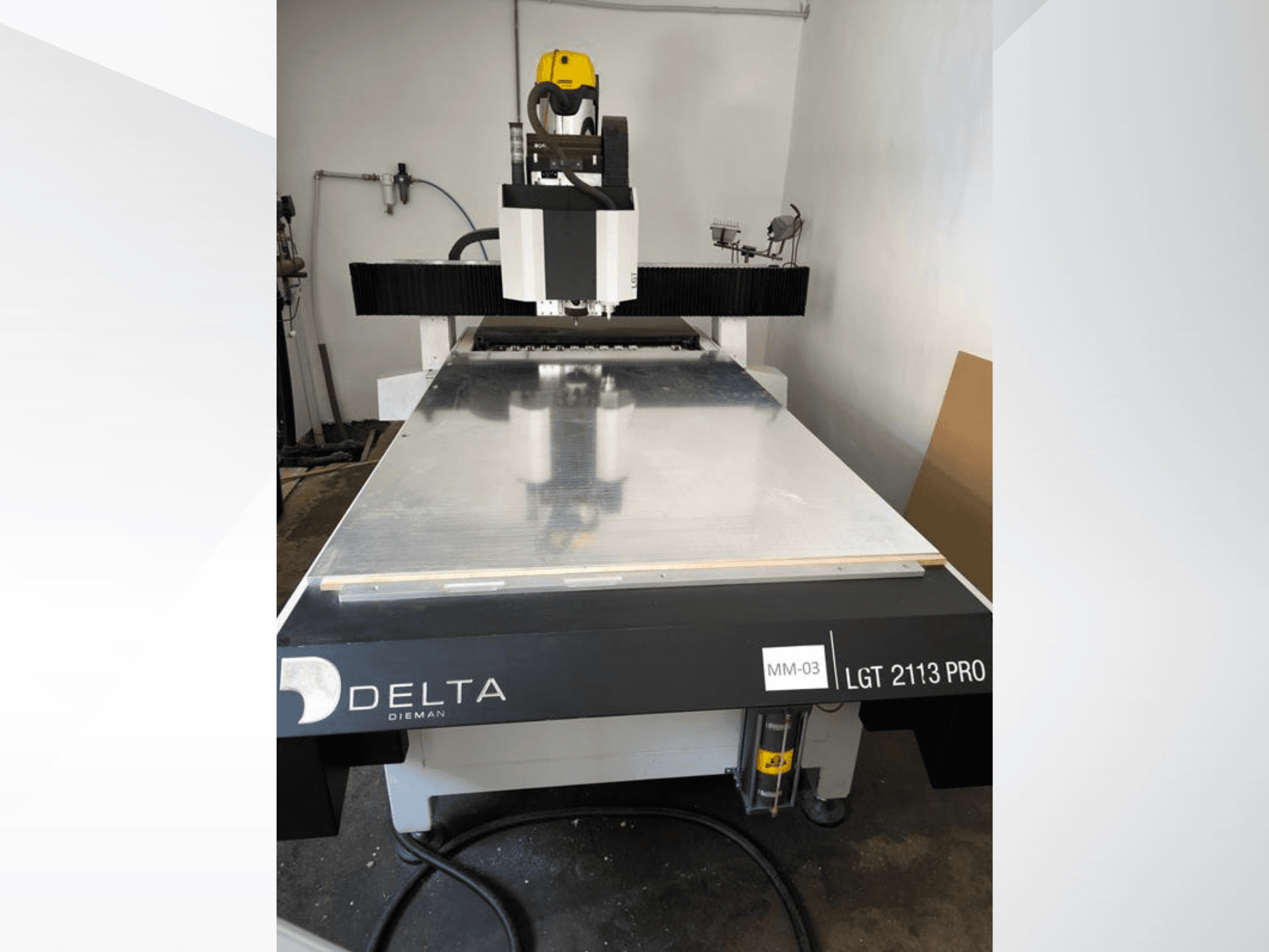 Fresadora de pórtico Delta LGT2113 PRO, vista frontal, mostrando a superfície em alumínio e os detalhes do painel de controlo.