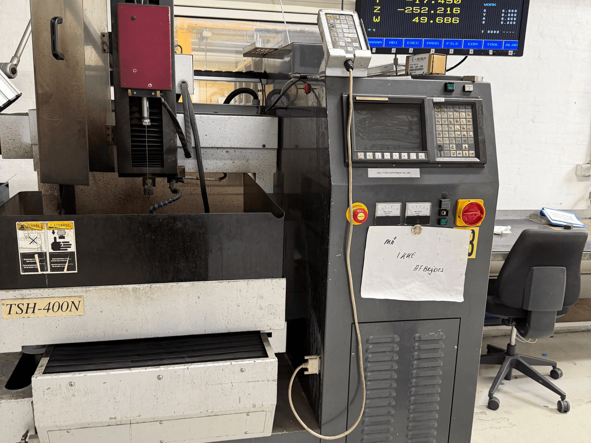 Máquina de eletroerosão por penetração TOPEDM TSH-400N, vista frontal que mostra o painel de controlo, a área de processamento e os indicadores operacionais.