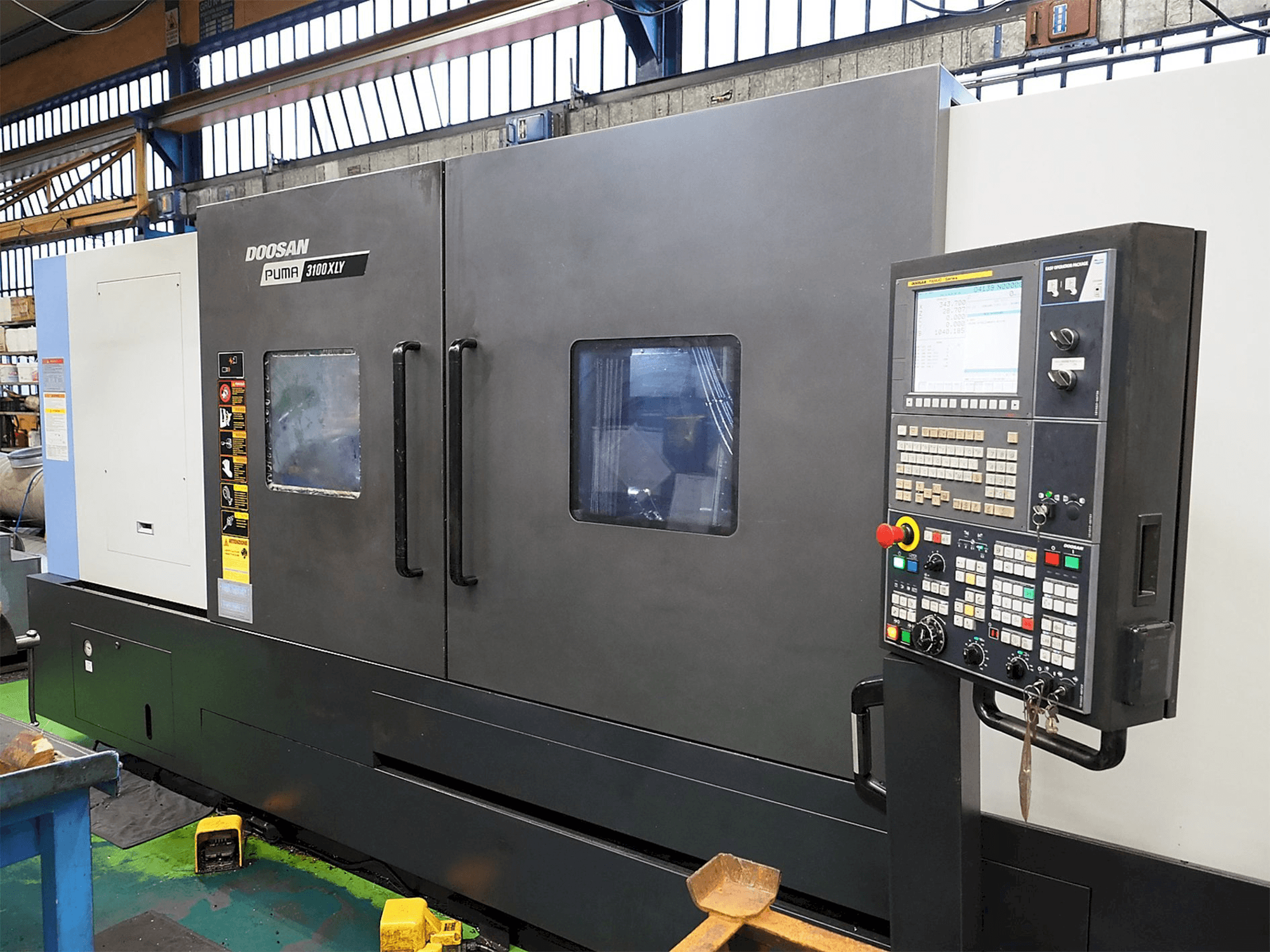 Vista Frontal da Doosan Puma 3100XLY máquina