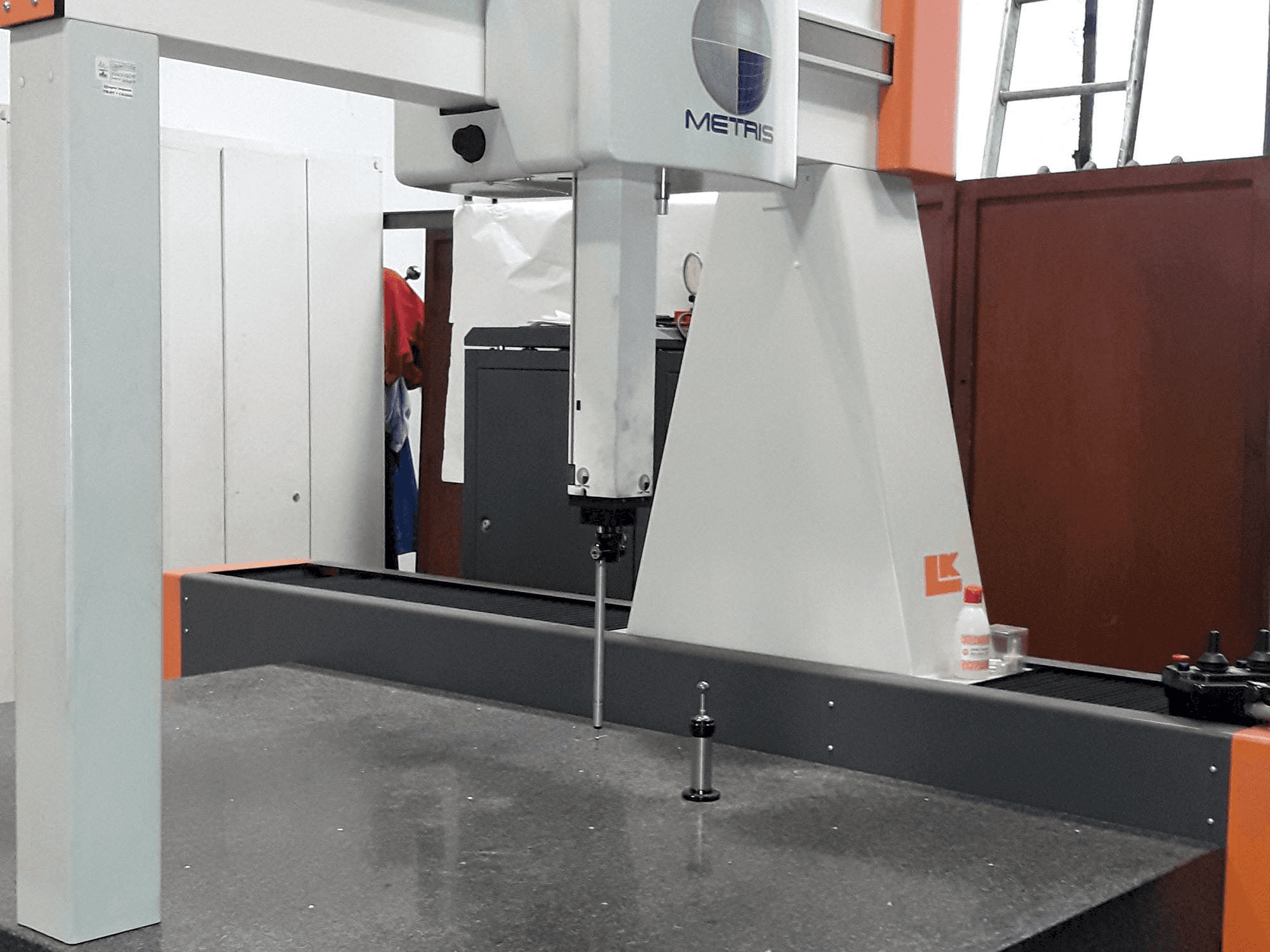 Vista Frontal da Metris MMC LKV Evolution máquina