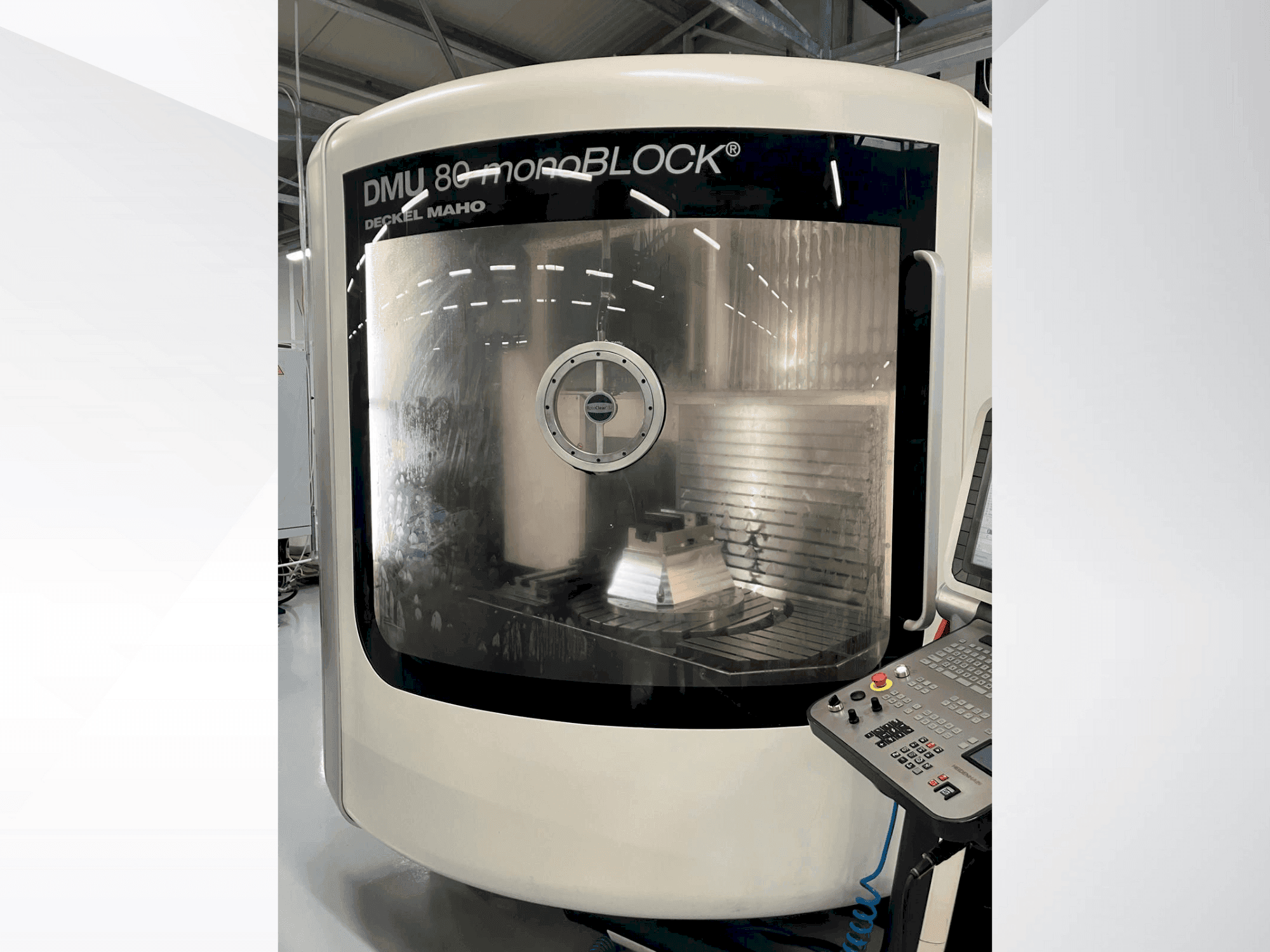 Vista Frontal da DMG MORI DMU 80 Monoblock máquina