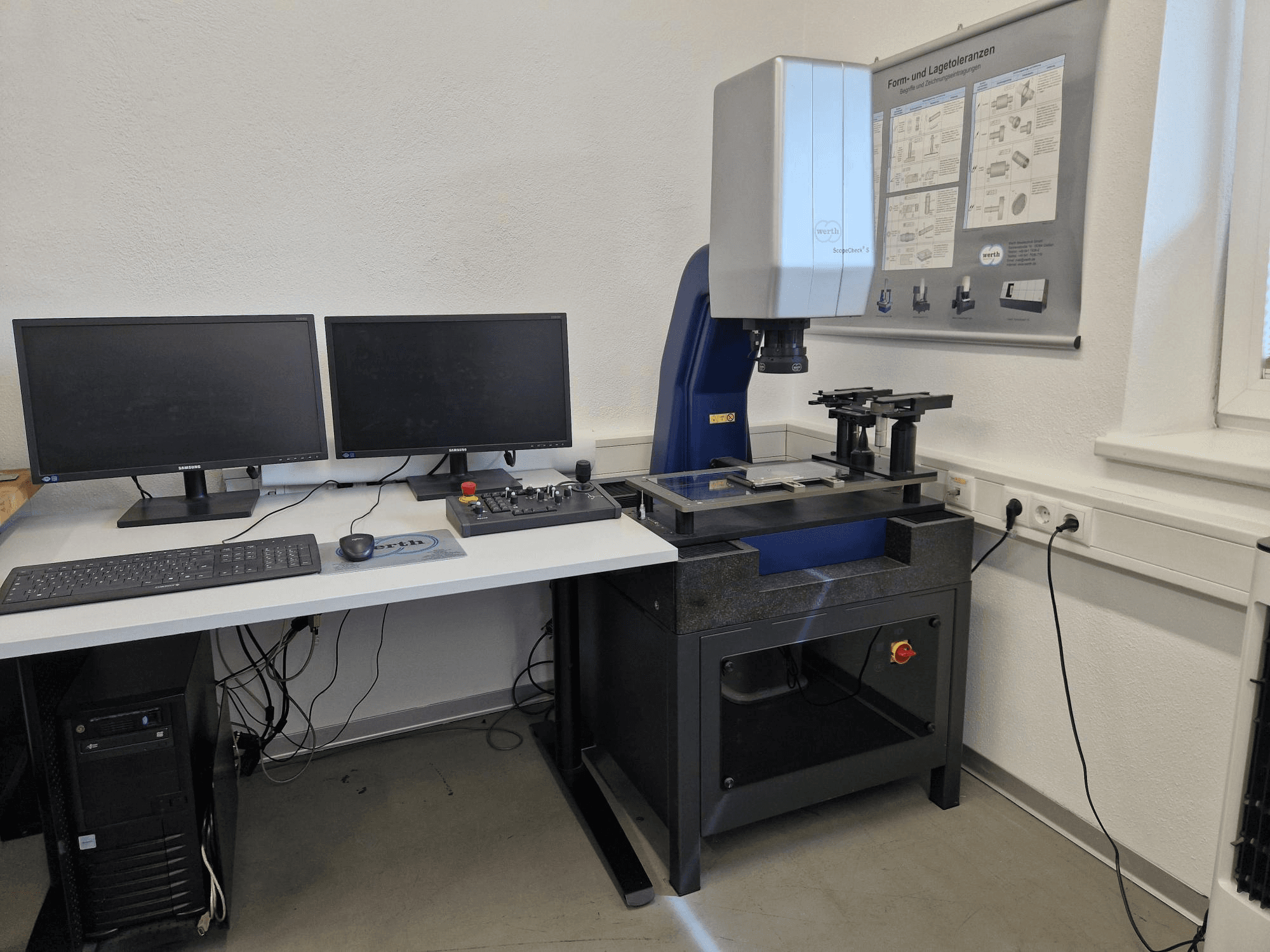 CMM Werth Scopecheck 300S numa configuração de laboratório; inclui uma mesa de medição, monitores duplos e um painel de controlo.