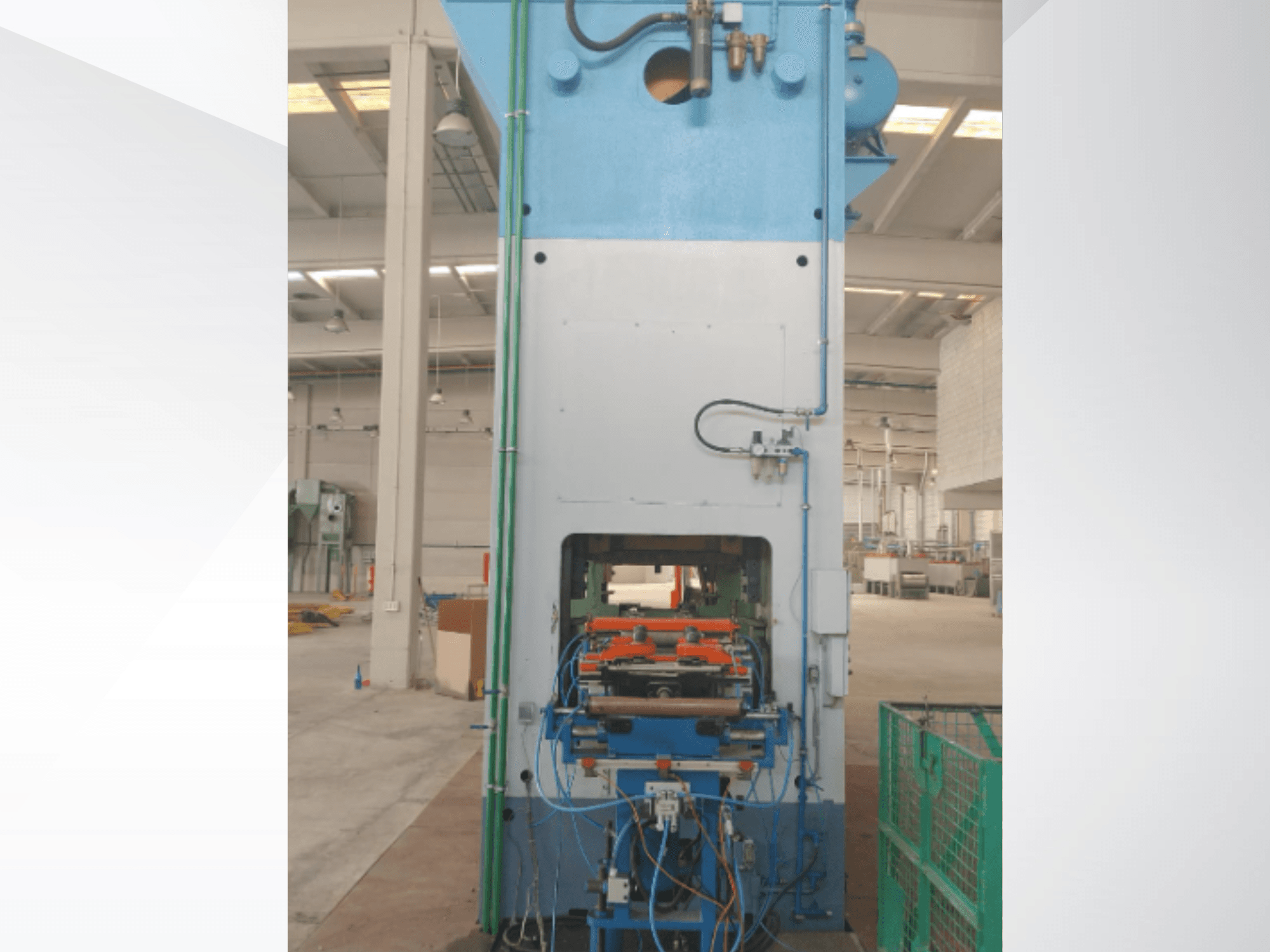 Prensa de estampagem mecânica AIDA 315/2MR/LD/TE 3, vista frontal mostrando o painel de controlo e as linhas hidráulicas num ambiente de fábrica.