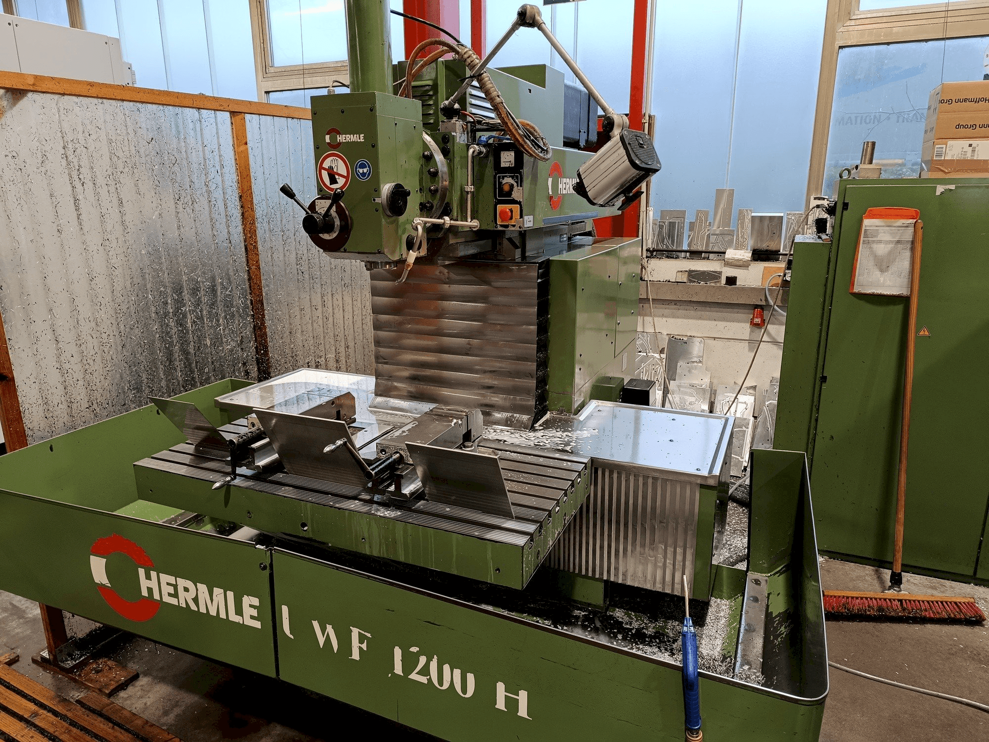 Vista Frontal da HERMLE UWF1200 máquina