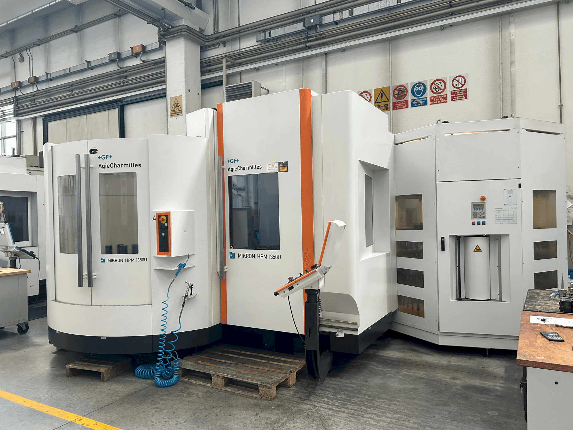 Vista Frontal da AgieCharmilles MIKRON HPM 1350U máquina