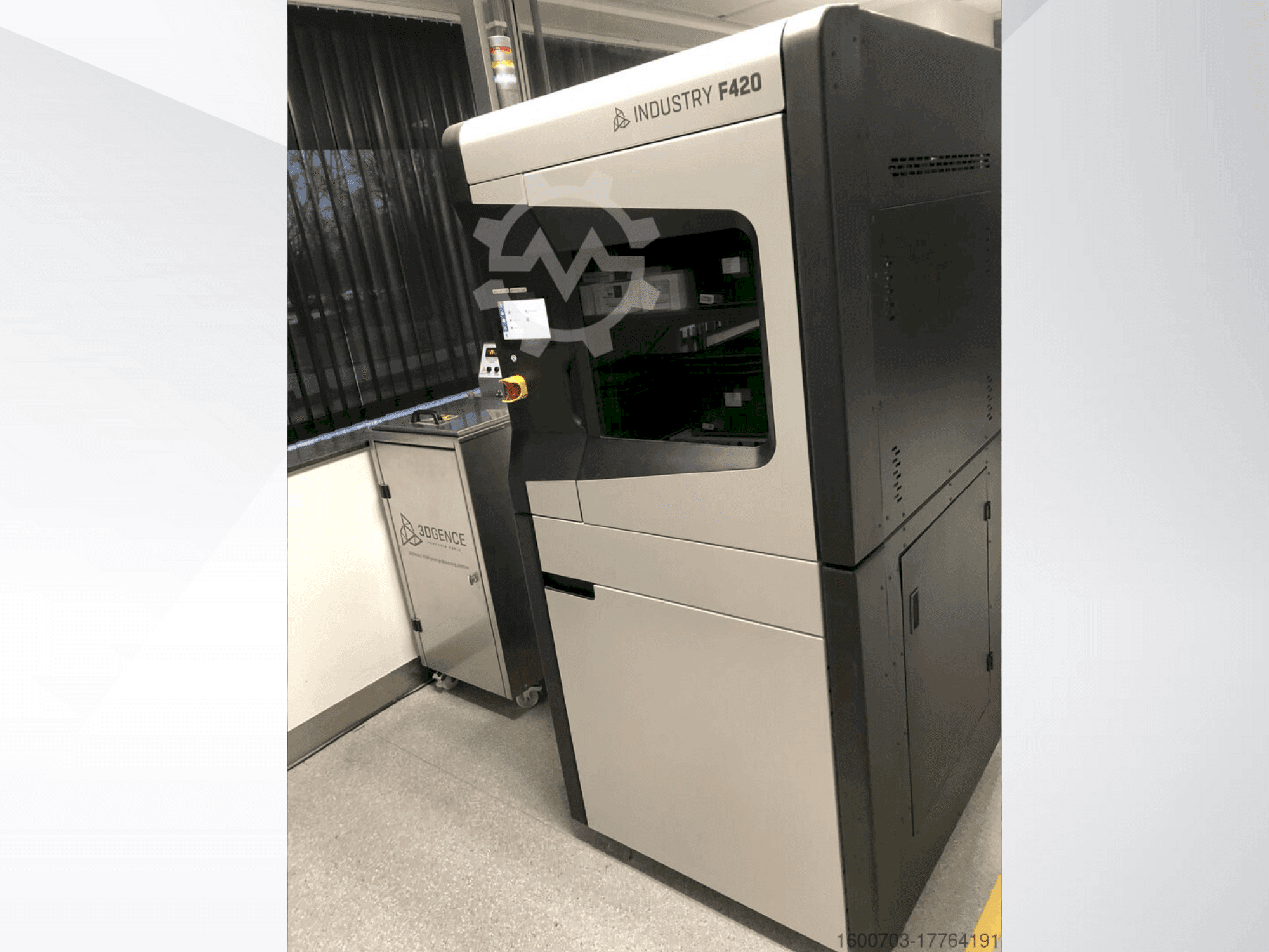 Vista Frontal da 3DGENCE Industry F420 máquina