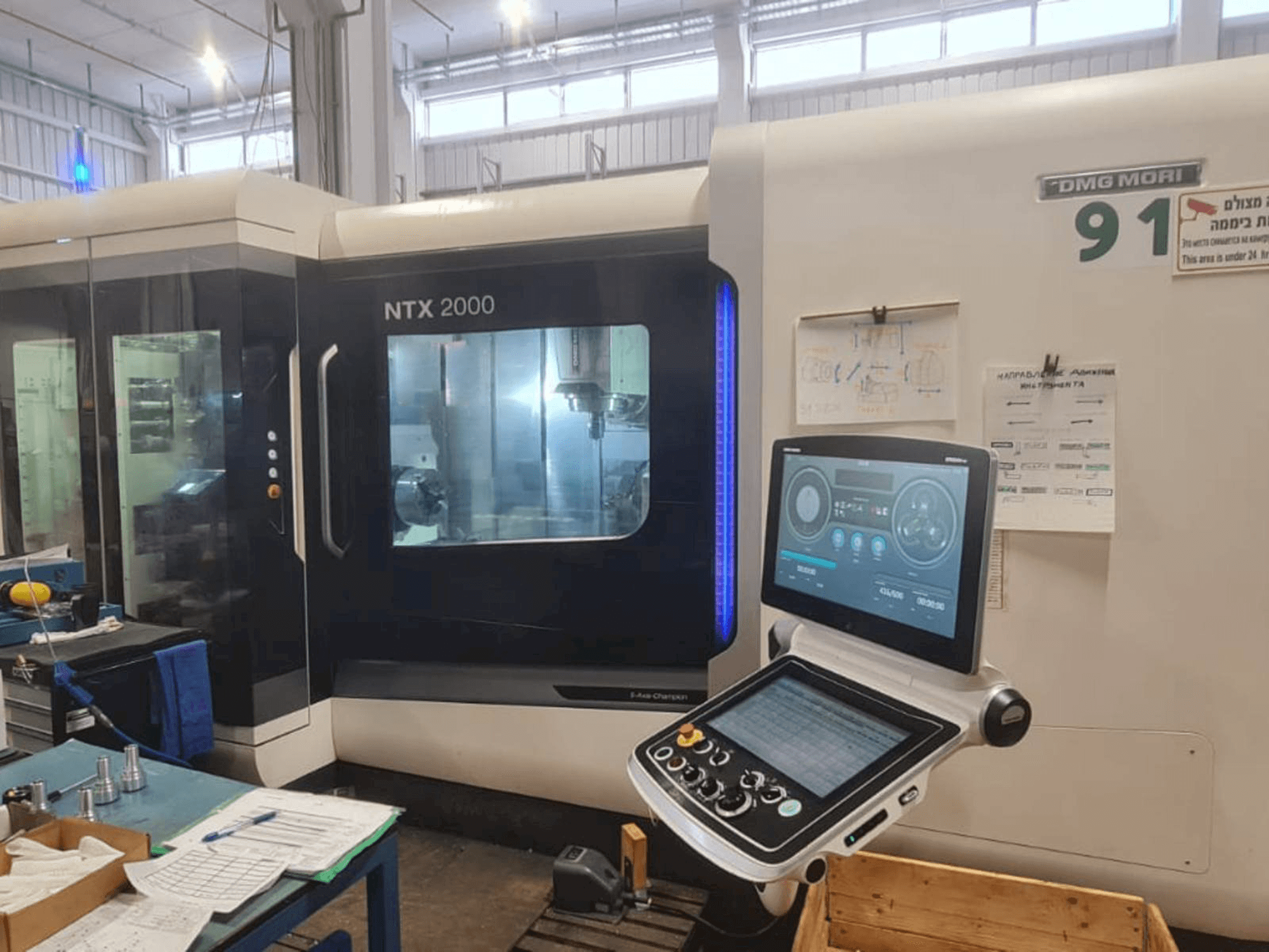 Vista Frontal da DMG MORI NTX 2000 máquina