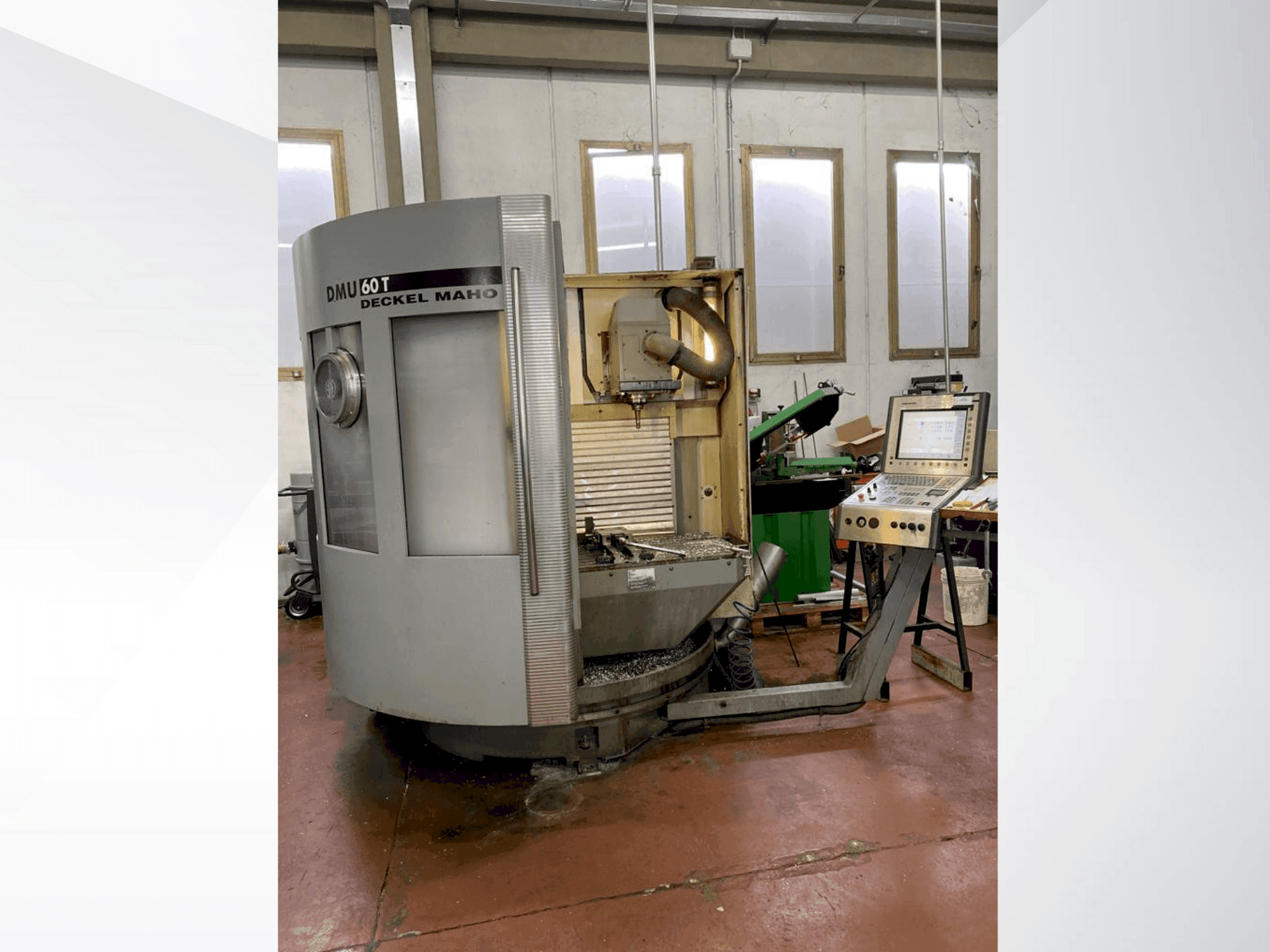 Vista Frontal da DECKEL MAHO DMU 60T máquina