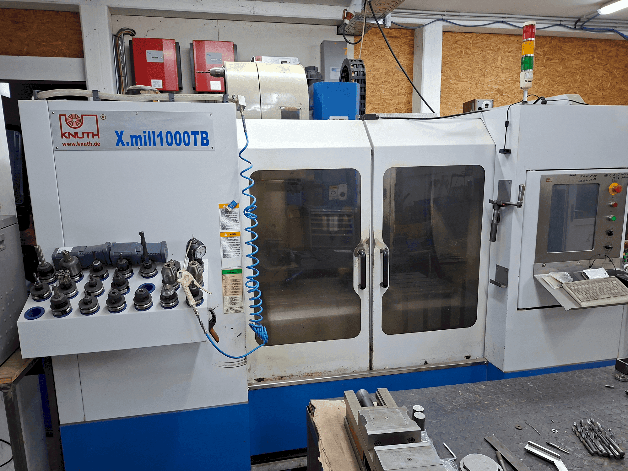 Vista Frontal da KNUTH XMill 1000 TB máquina