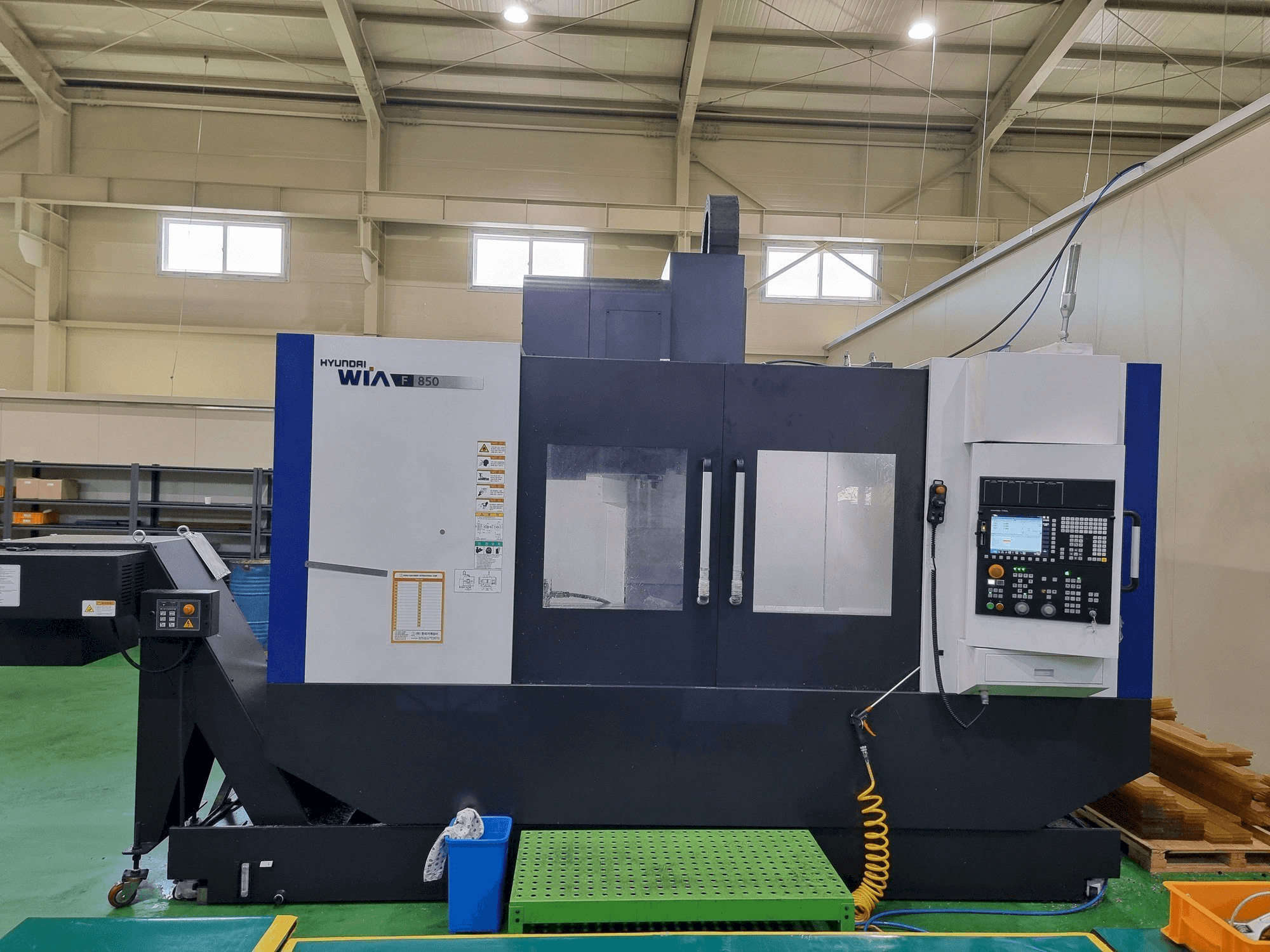 Vista Frontal da Hyundai Wia F850 máquina