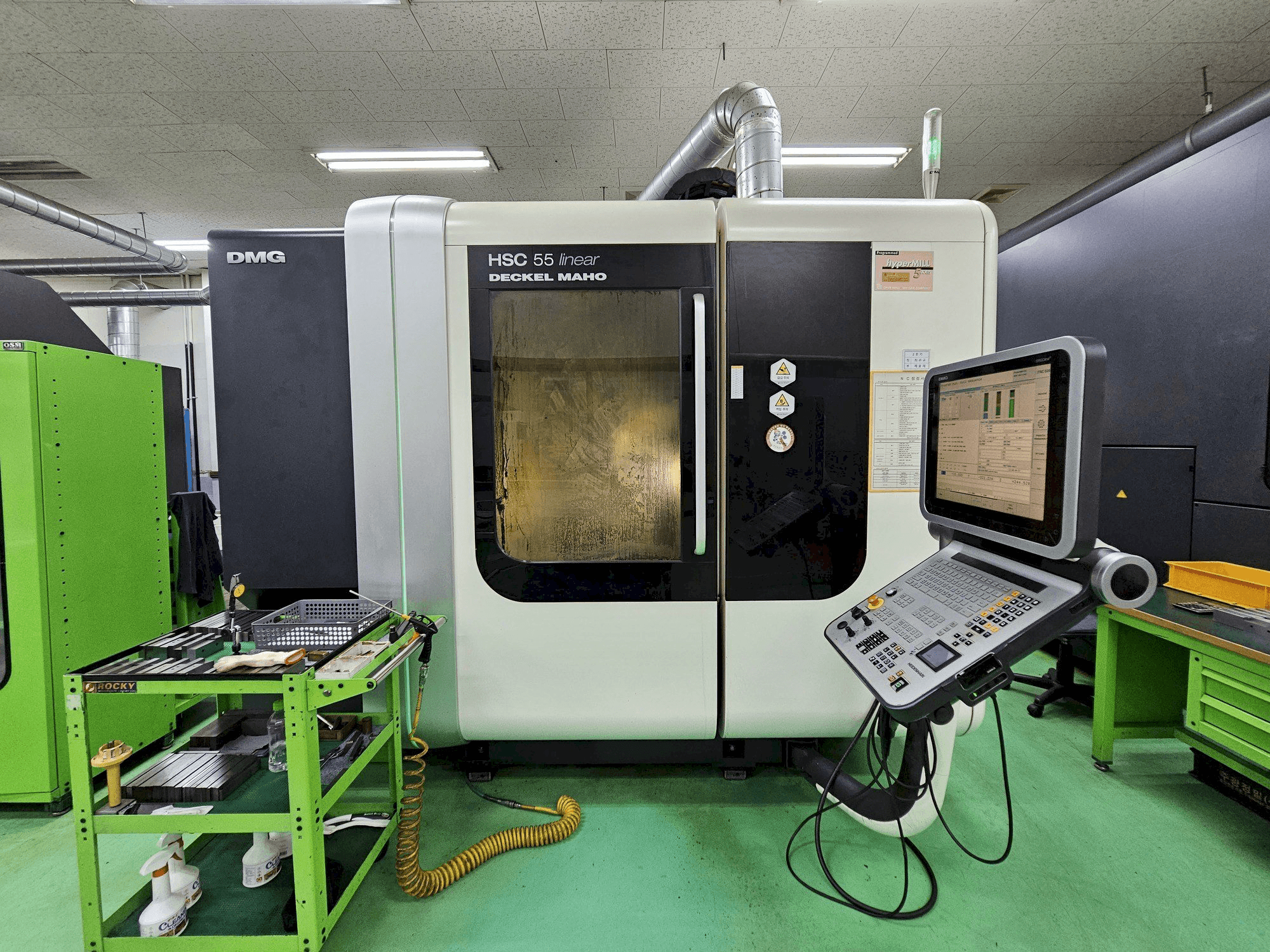 Vista Frontal da DECKEL MAHO HSC 55 linear máquina