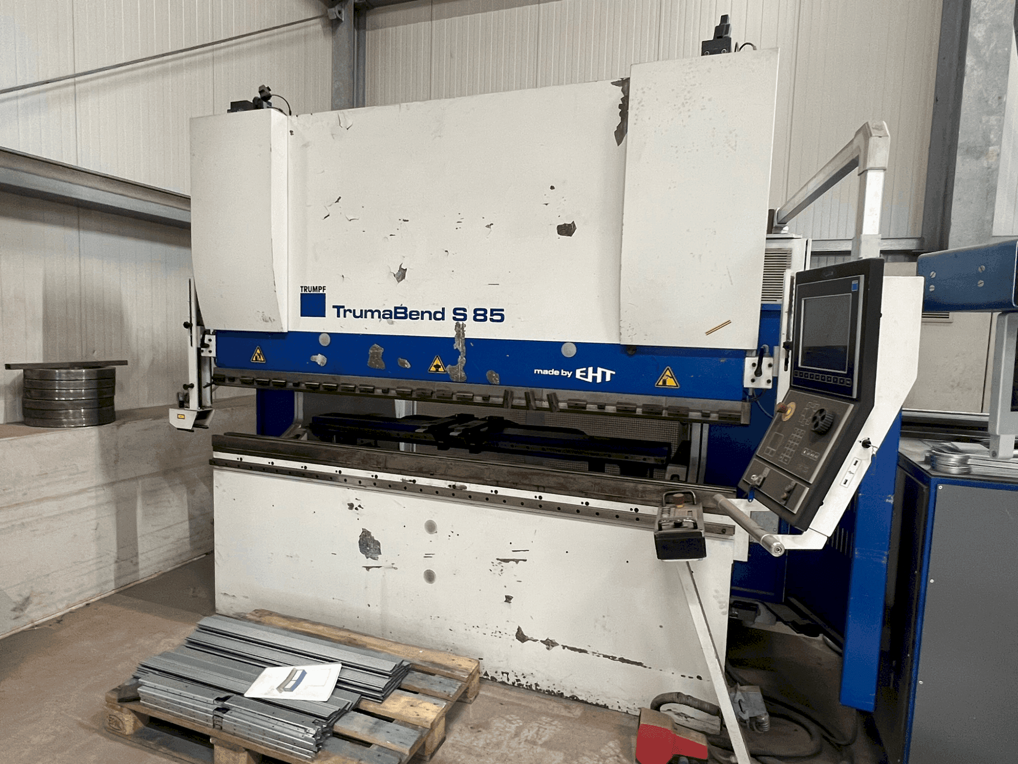 Vista Frontal da TRUMPF TrumaBend S 85 - 25 máquina