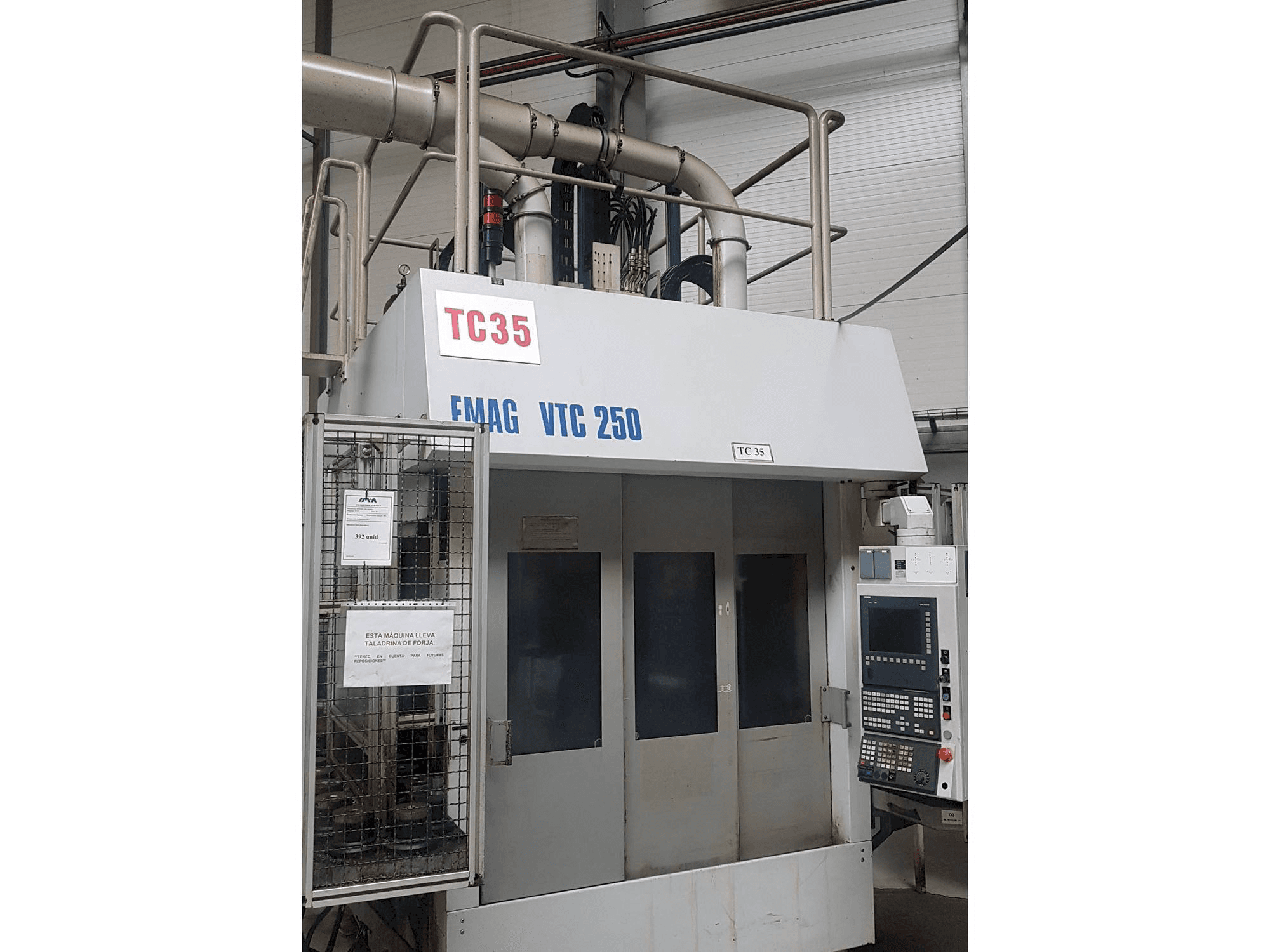 Vista Frontal da EMAG VTC 250 máquina