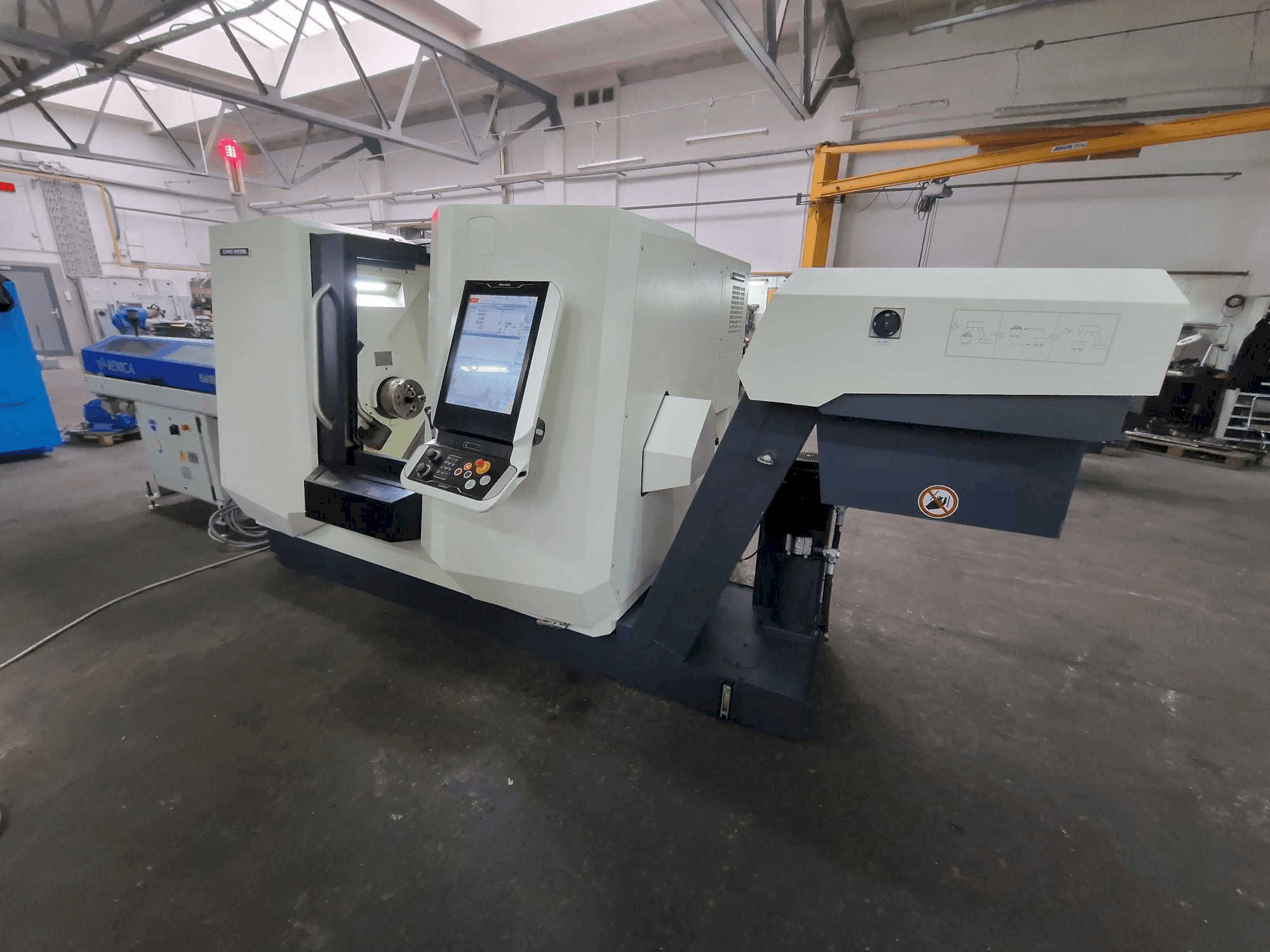 Vista Frontal da DMG MORI CLX 350 V6 máquina