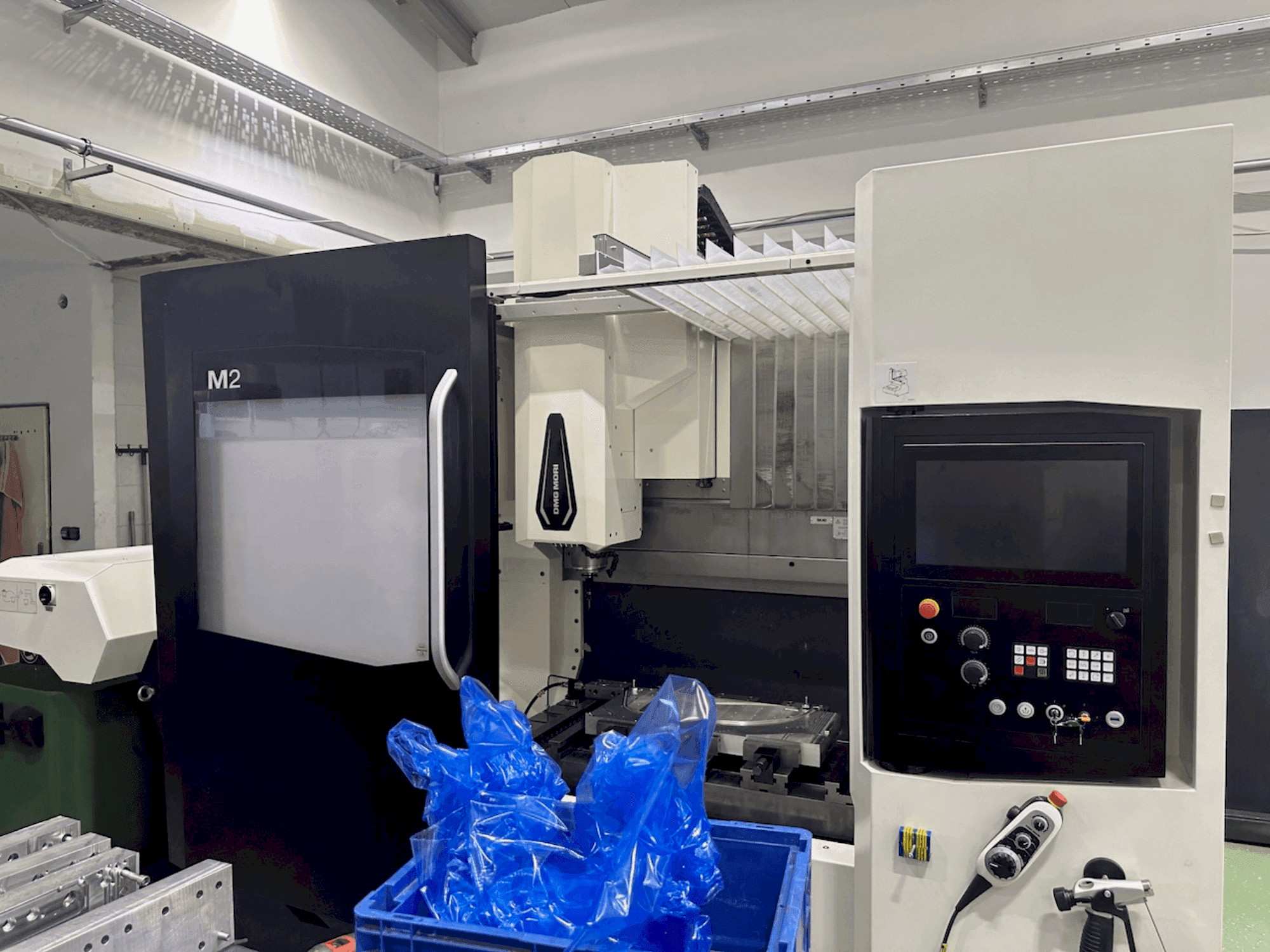 Vista Frontal da DMG MORI M2 Pro máquina