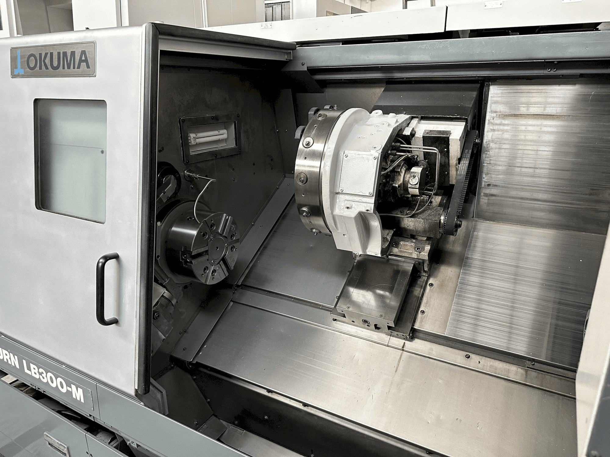 Espaço de trabalho da Okuma LB 300 MC máquina