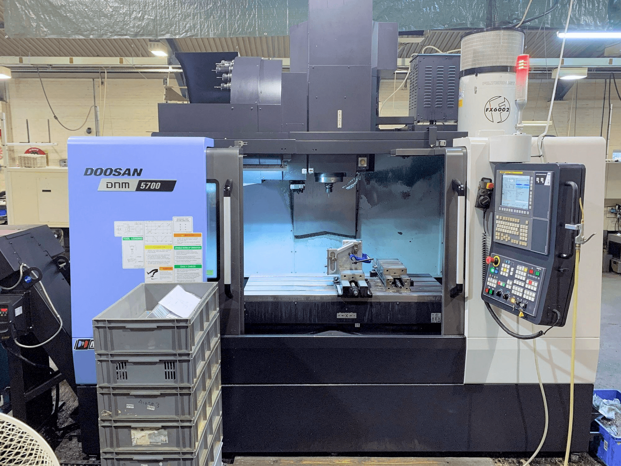Vista Frontal da Doosan DNM 5700 máquina