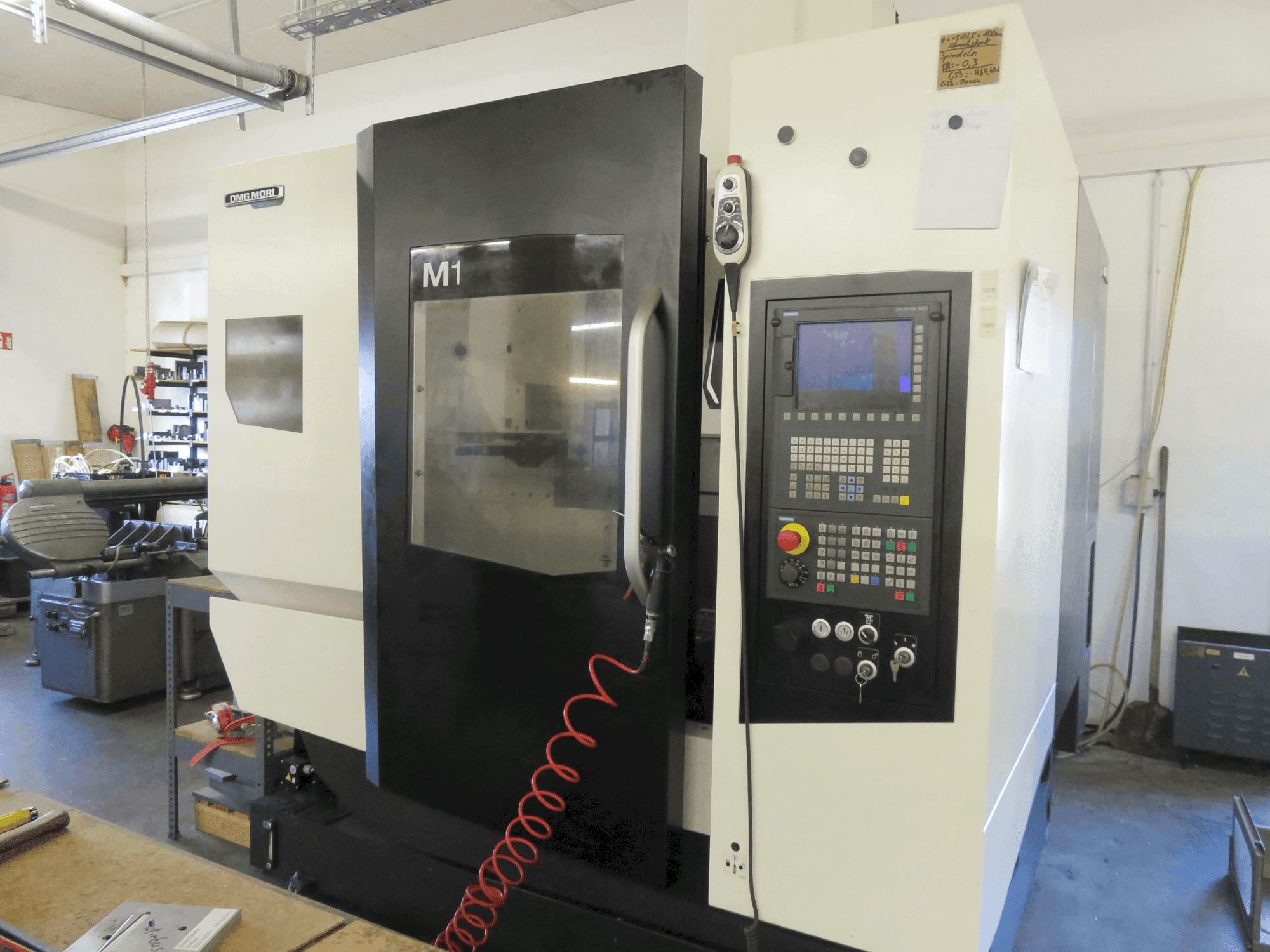 Vista Frontal da DMG MORI M1 máquina