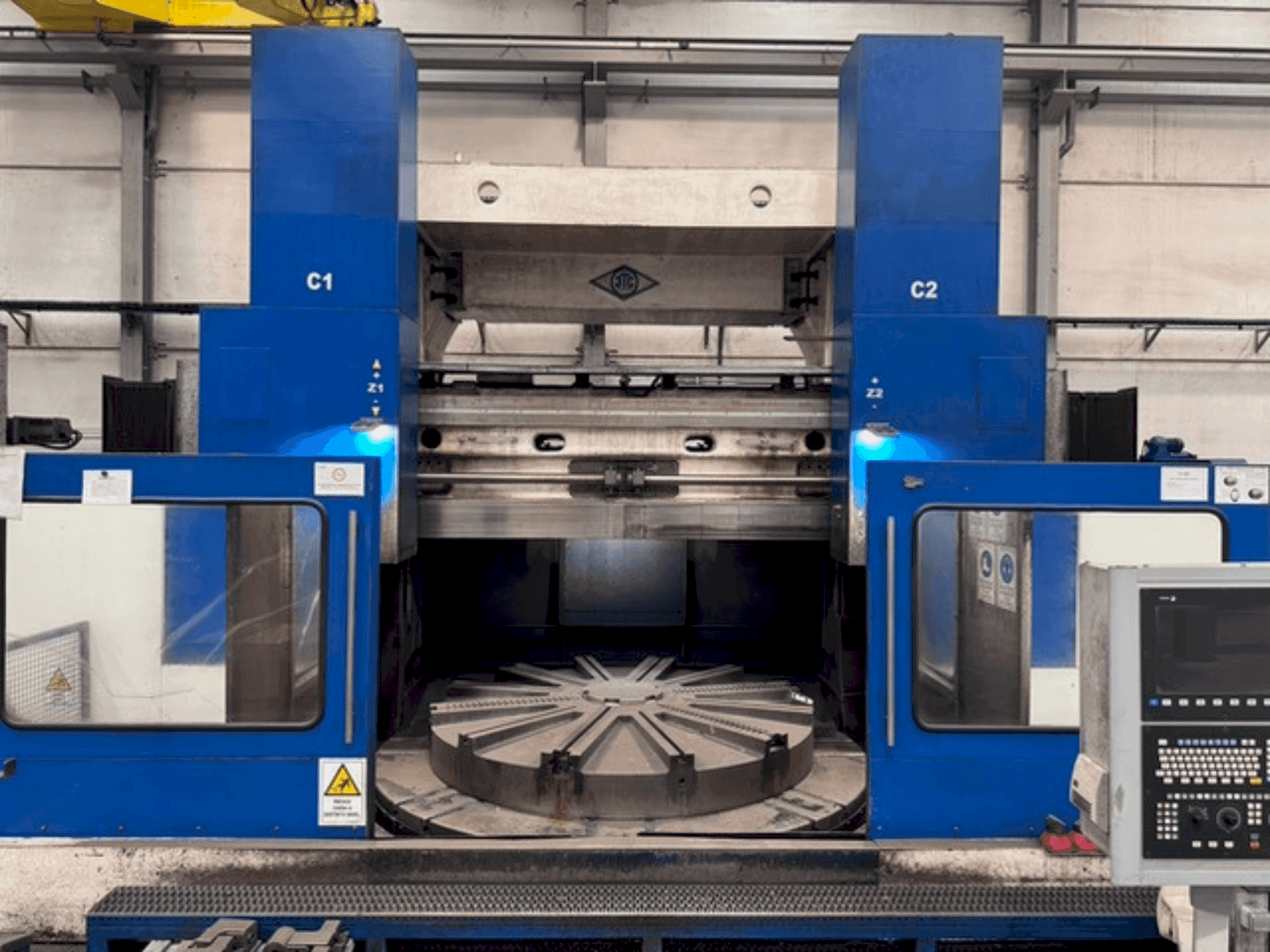 Vista Frontal da KOLOMNA 1532T máquina