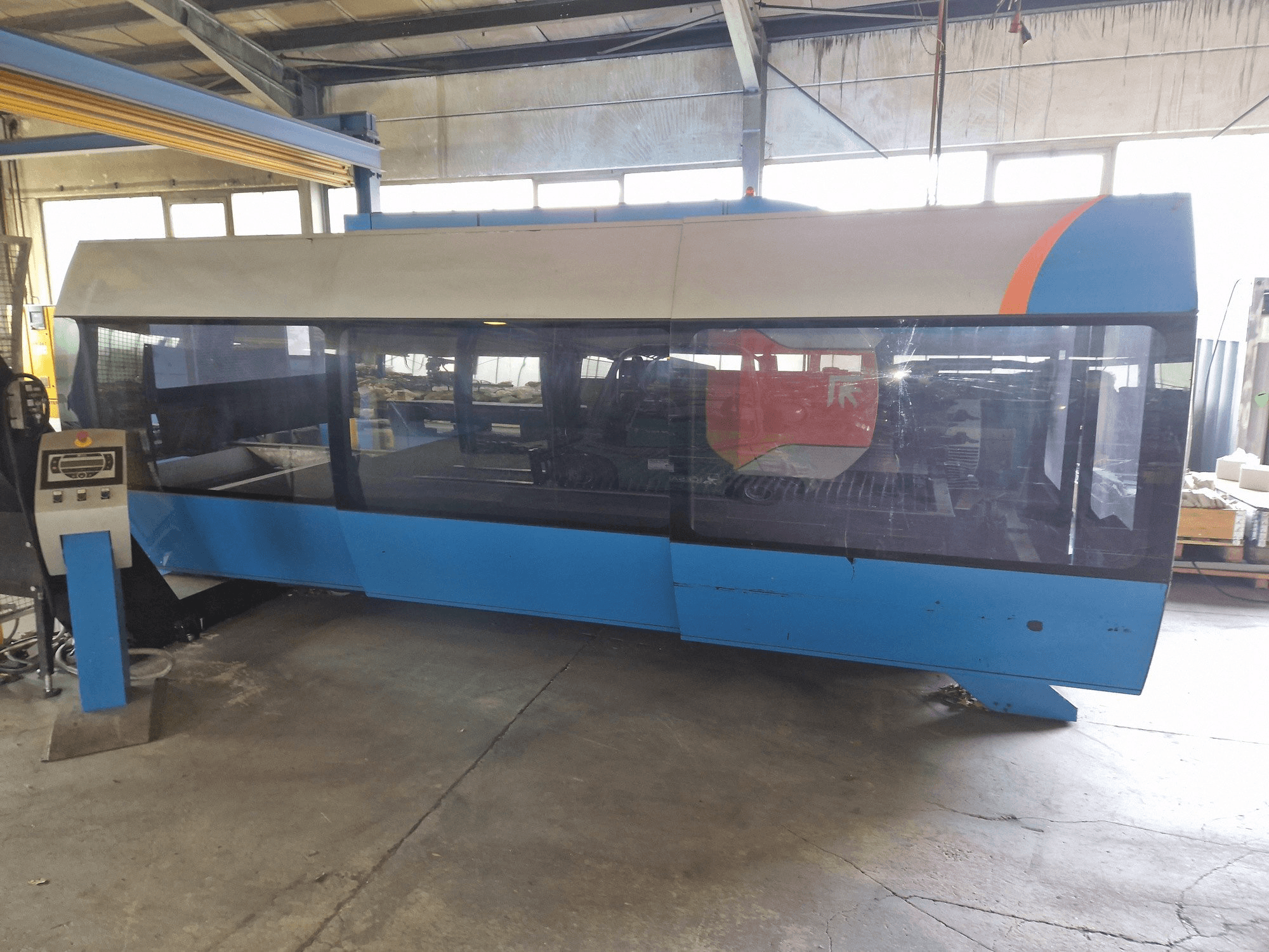 Vista Frontal da Prima Power CP 4000 Zaphiro máquina