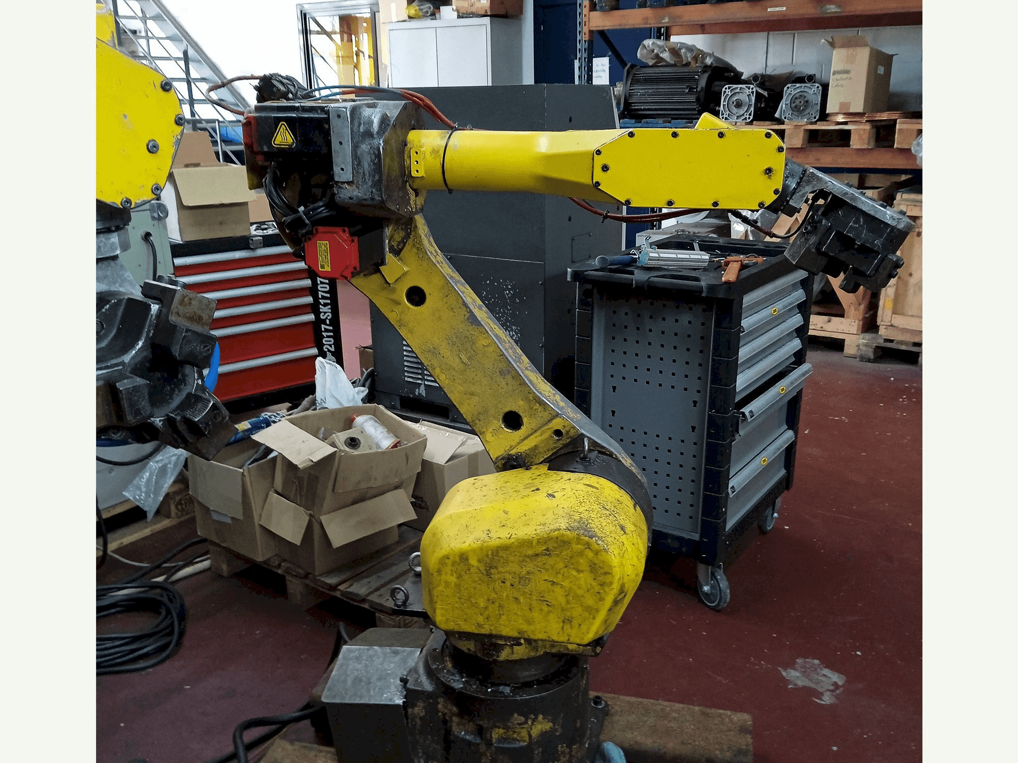 Vista Frontal da FANUC M-16IB máquina