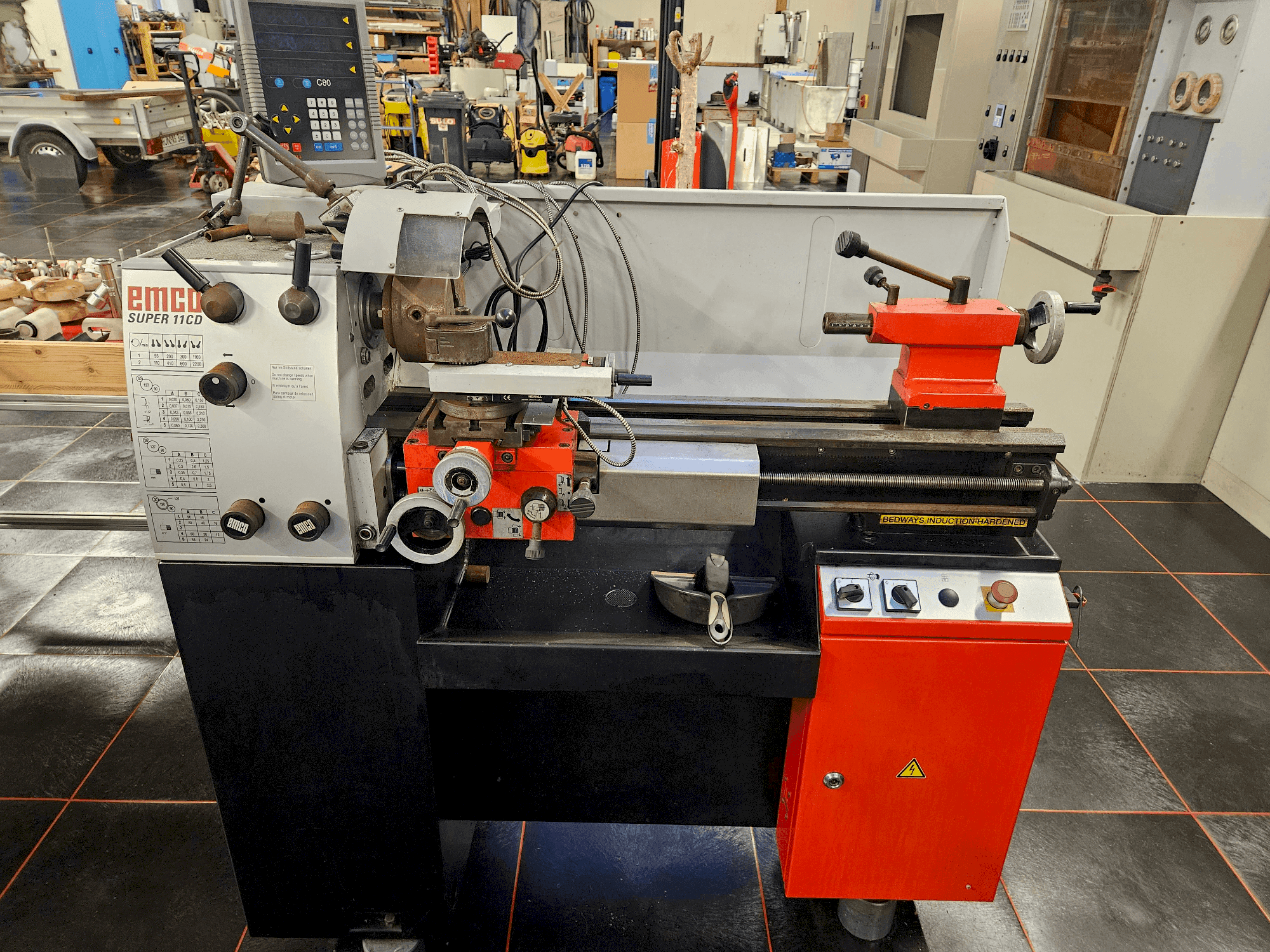 Vista Frontal da EMCO SUPER11 CD máquina