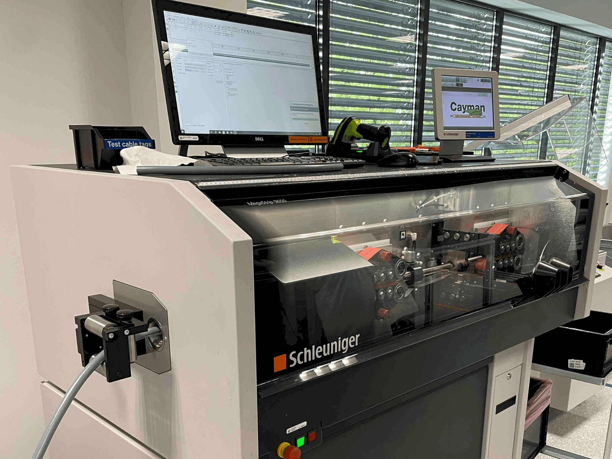 Vista Frontal da Schleuniger MegaStrip 9650 máquina