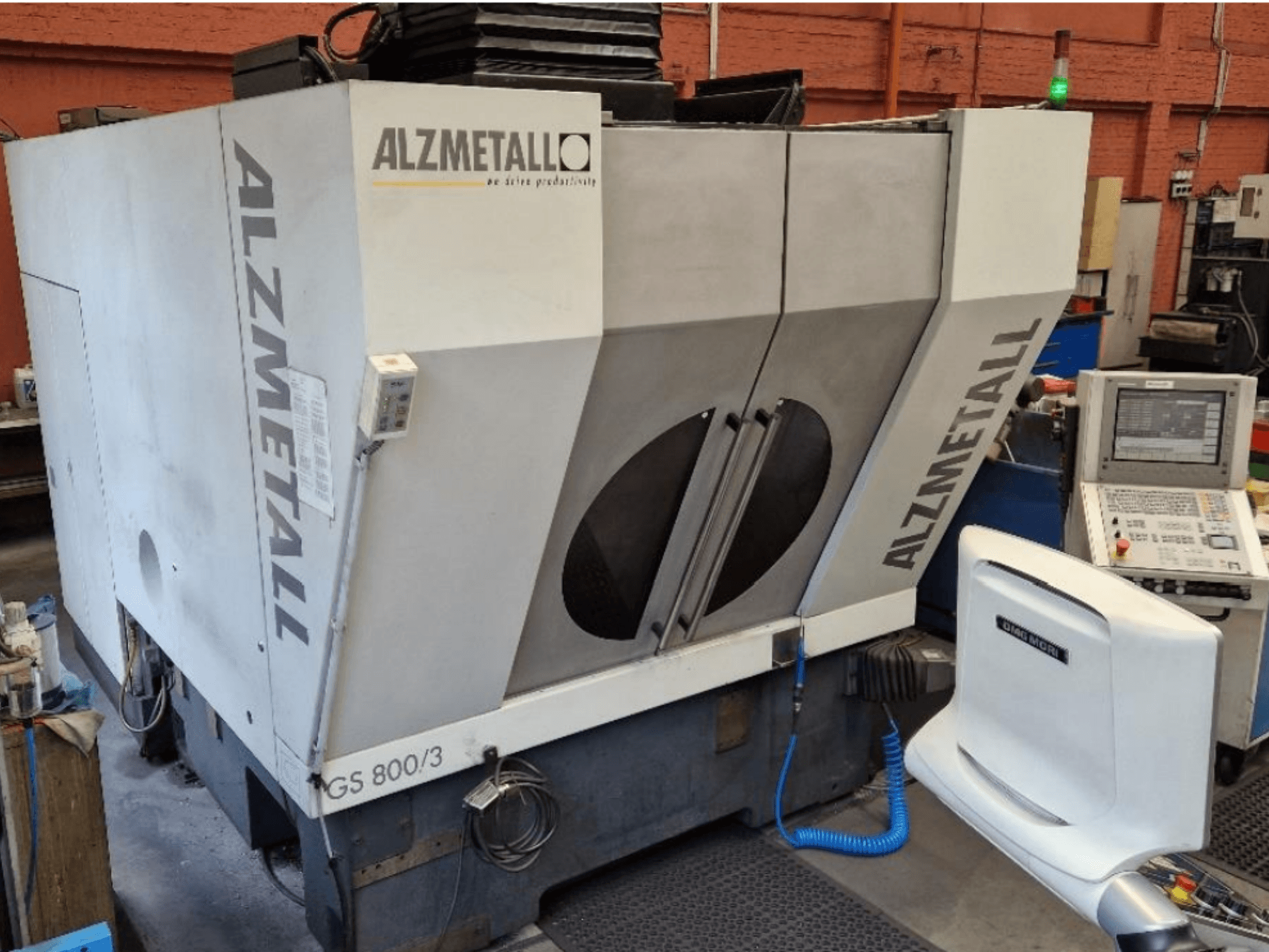 Centro de maquinagem vertical Alzmetall GS 800/3, vista frontal que mostra o corpo da máquina e o painel de controlo.