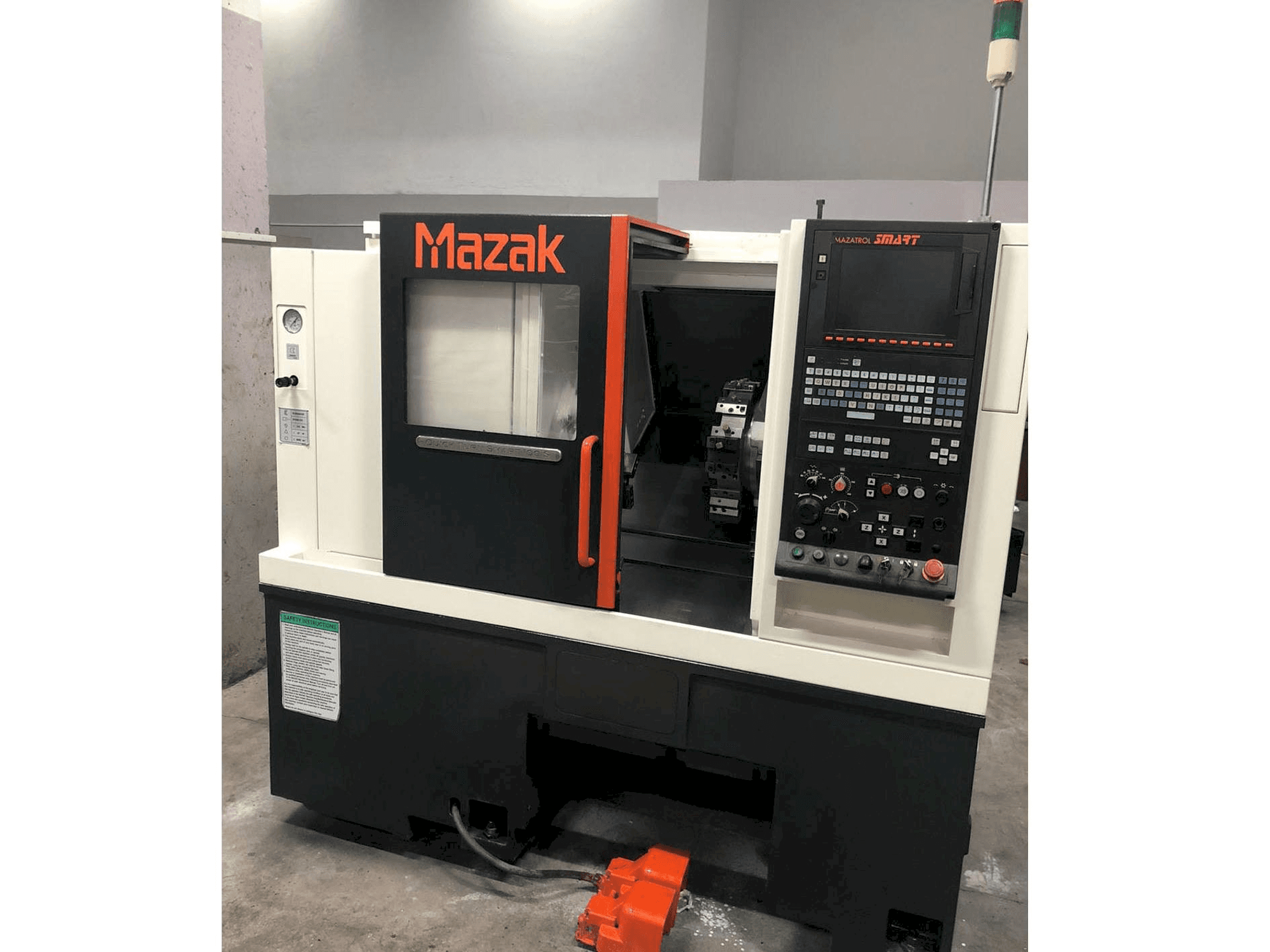 Vista Frontal da Mazak Quick Turn Smart 100 S máquina