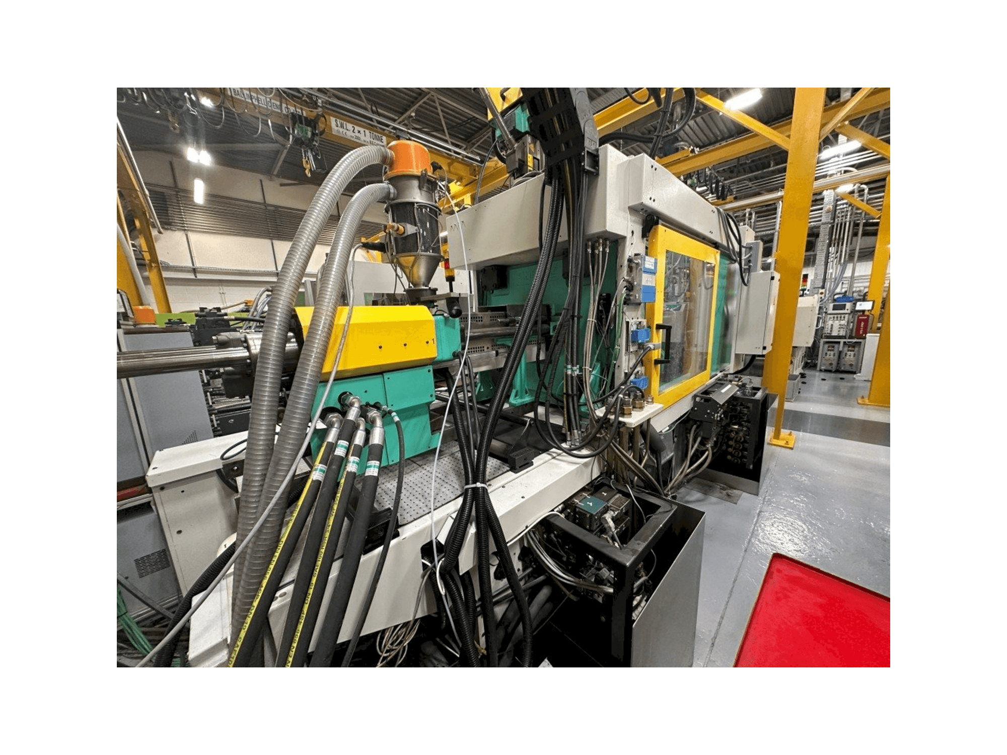 Vista Lateral Esquerda da Arburg Allrounder 570C 2000 -350/150 máquina