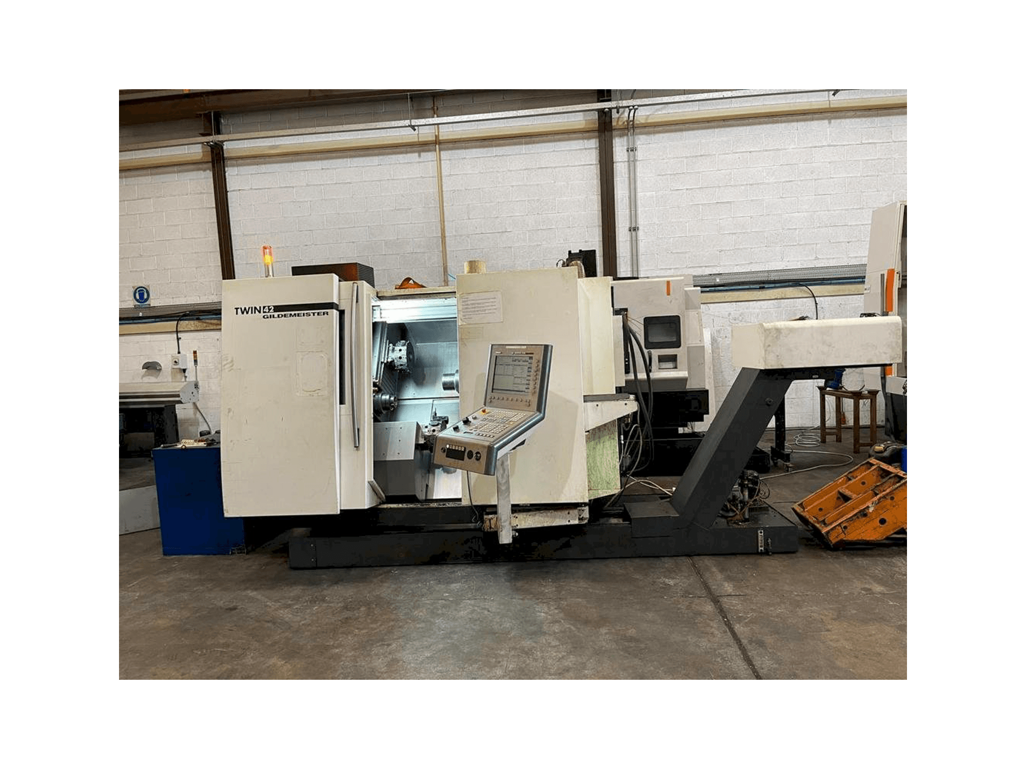 Vista Frontal da DMG GILDEMEISTER TWIN 42 Rg1 máquina