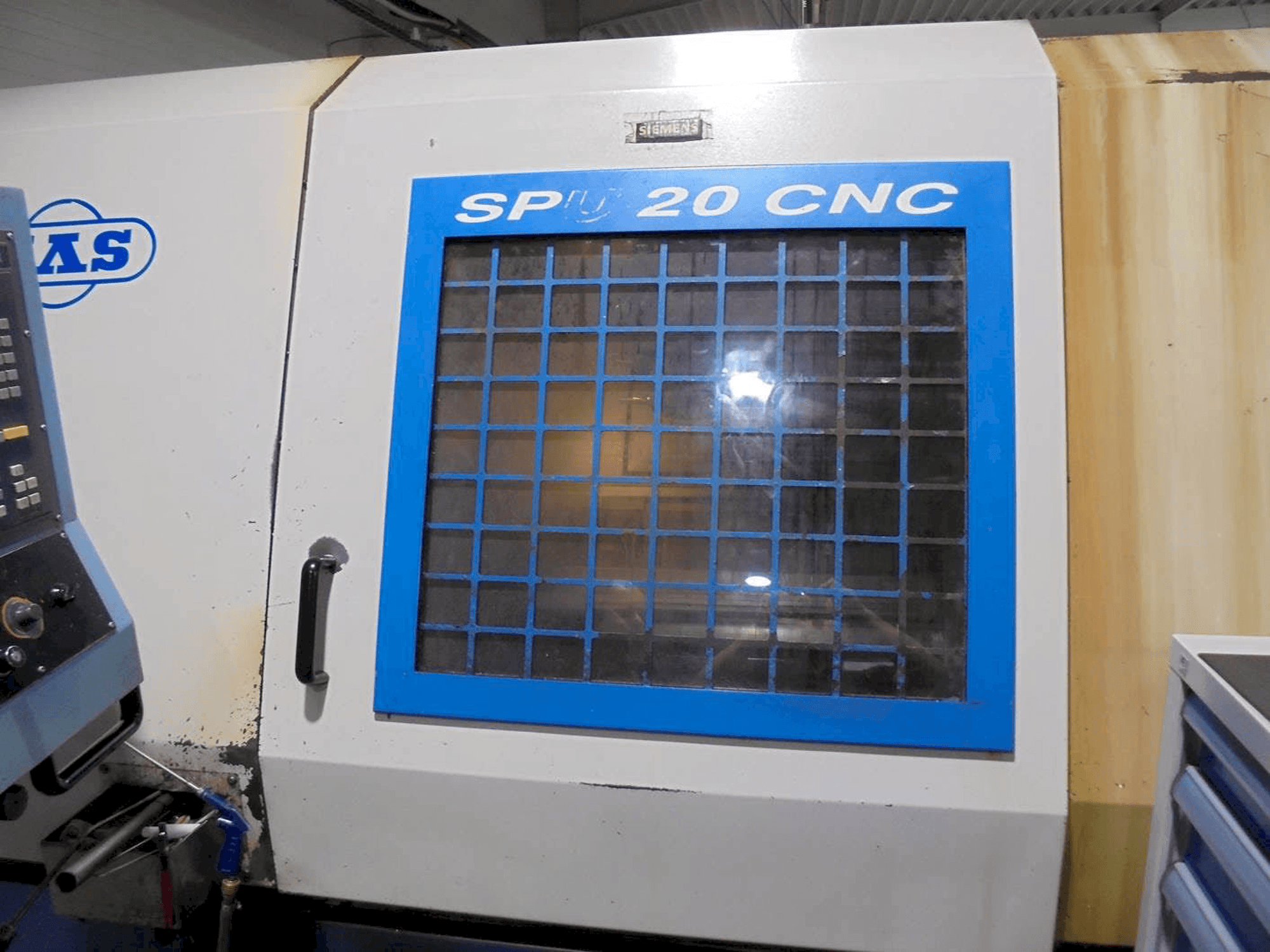 Vista Frontal da KOVOSVIT MAS SPU 20 CNC máquina