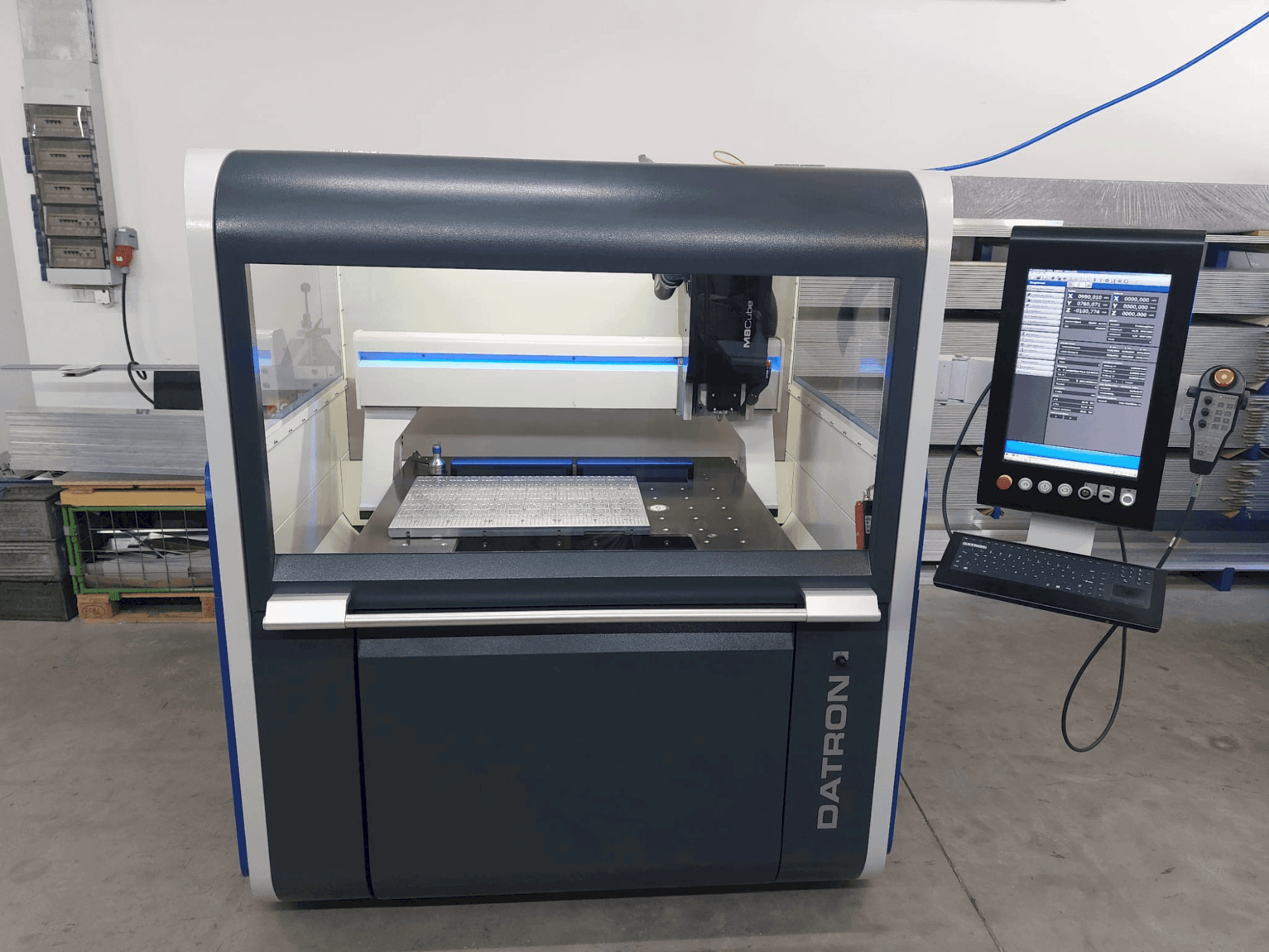 Vista Frontal da Datron M8 Cube máquina