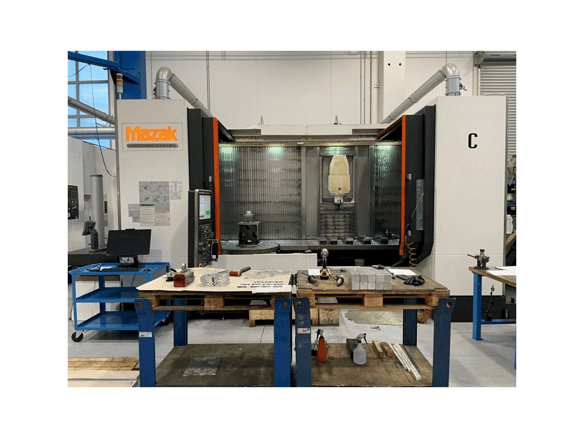 Vista Frontal da Mazak VTC 800/30 SLR máquina