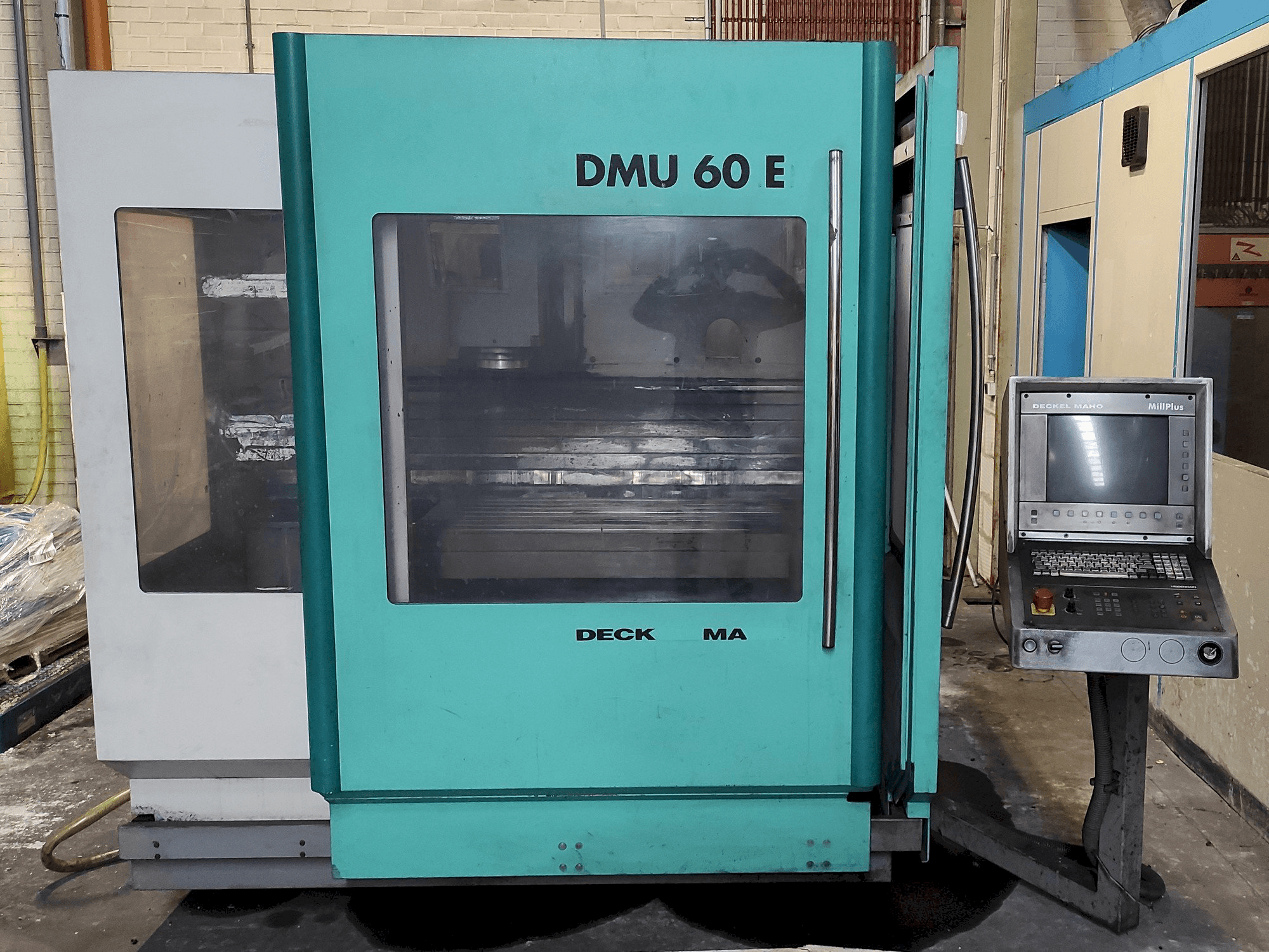 Vista Frontal da DECKEL MAHO DMU 60 E máquina