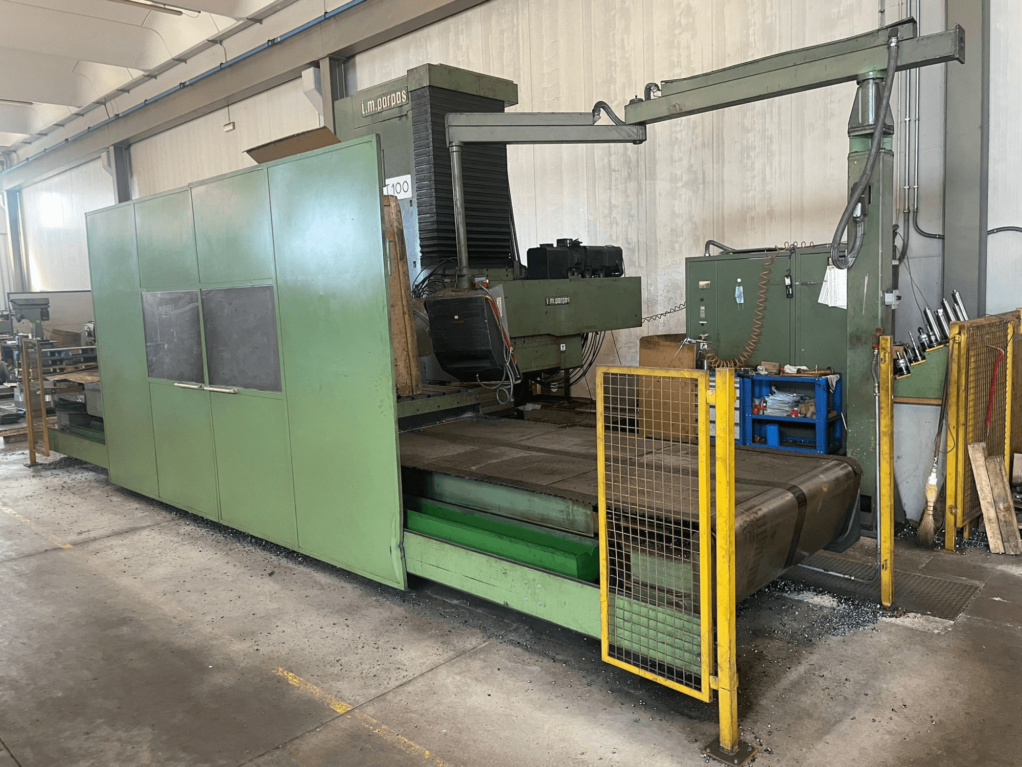 Fresadora industrial verde de grandes dimensões com barreiras de segurança, vista frontal, com etiqueta do modelo "l.m. parpas" e comandos visíveis.