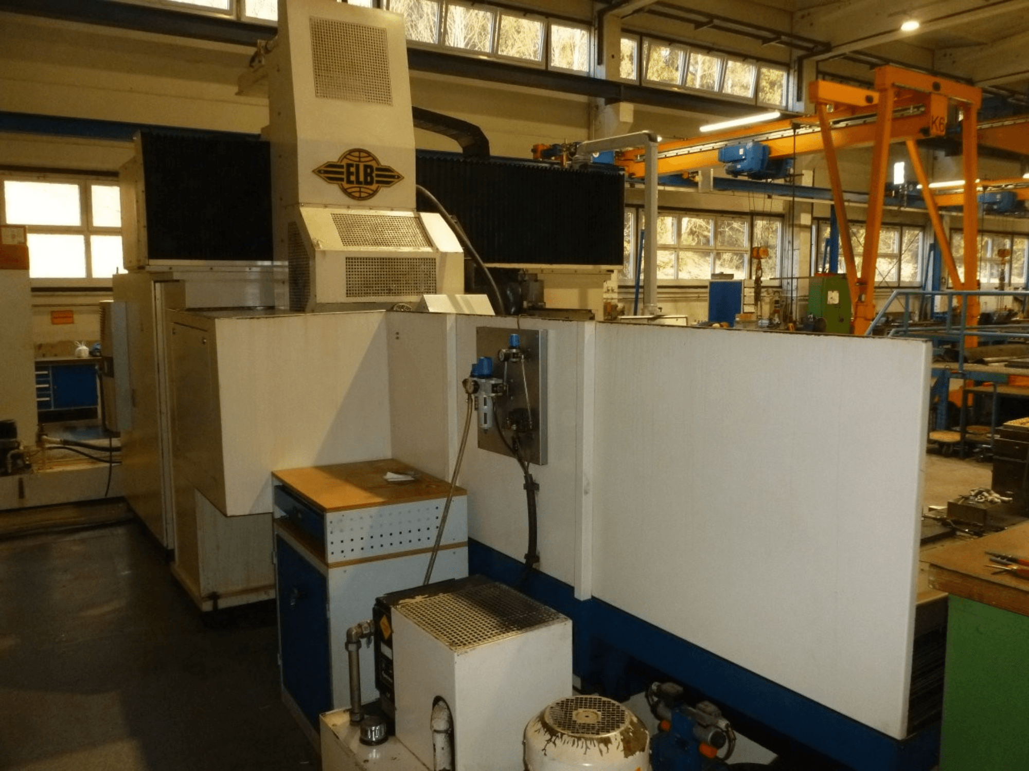 Máquina de retificação de superfícies ELB SWP 225/125 SPS, vista frontal mostrando o painel de controlo e as caraterísticas operacionais.