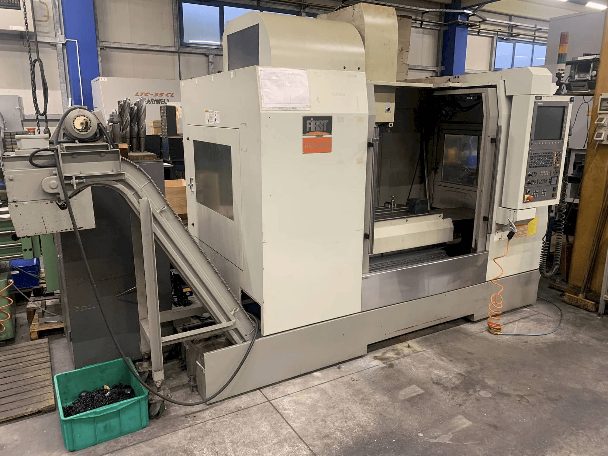 Vista Frontal da FIRST MCV 1000 máquina