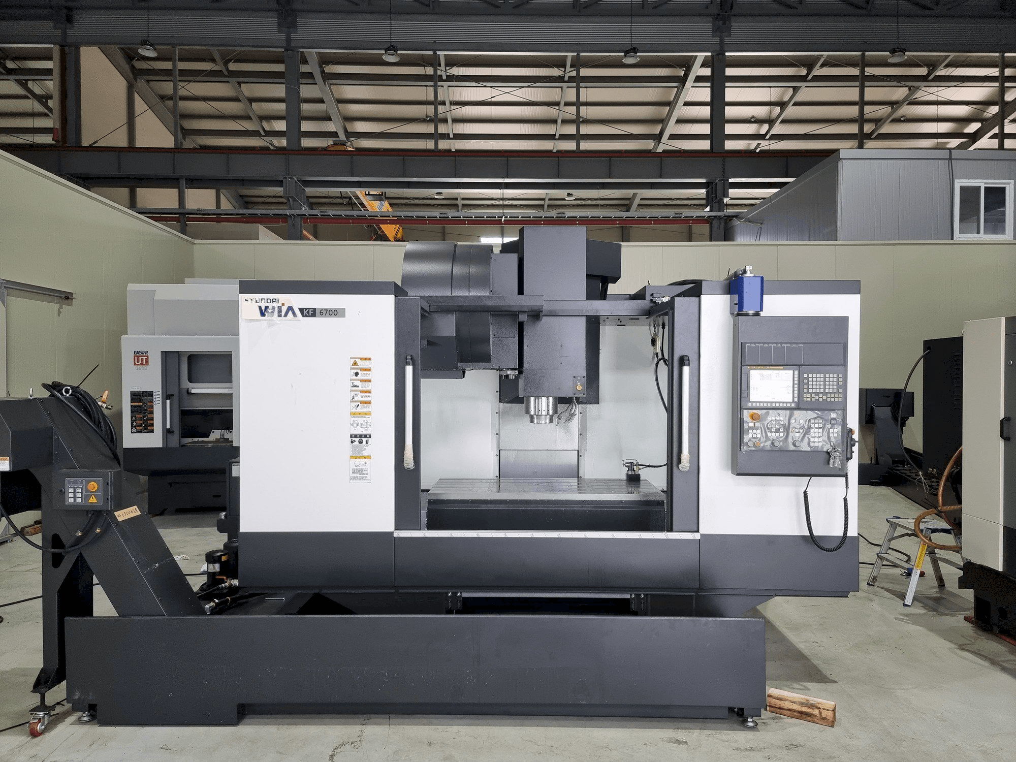 Vista Frontal da Hyundai Wia KF 6700 máquina