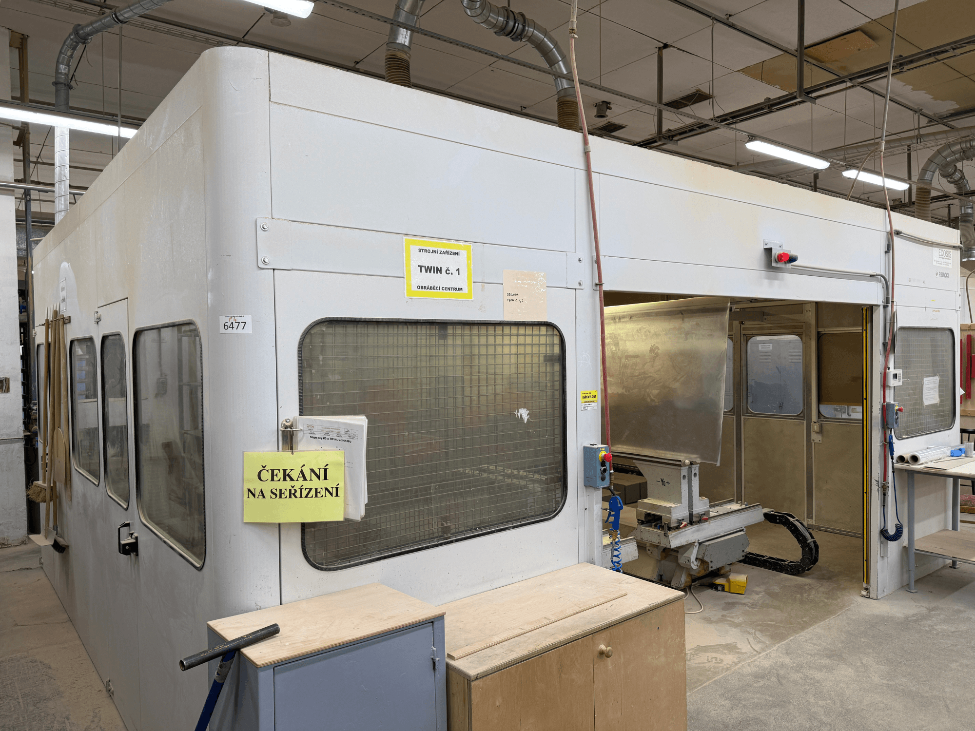 Centro de maquinação CNC para madeira BACCI TWIN, vista frontal, com um grande posto de trabalho e painéis de controlo.