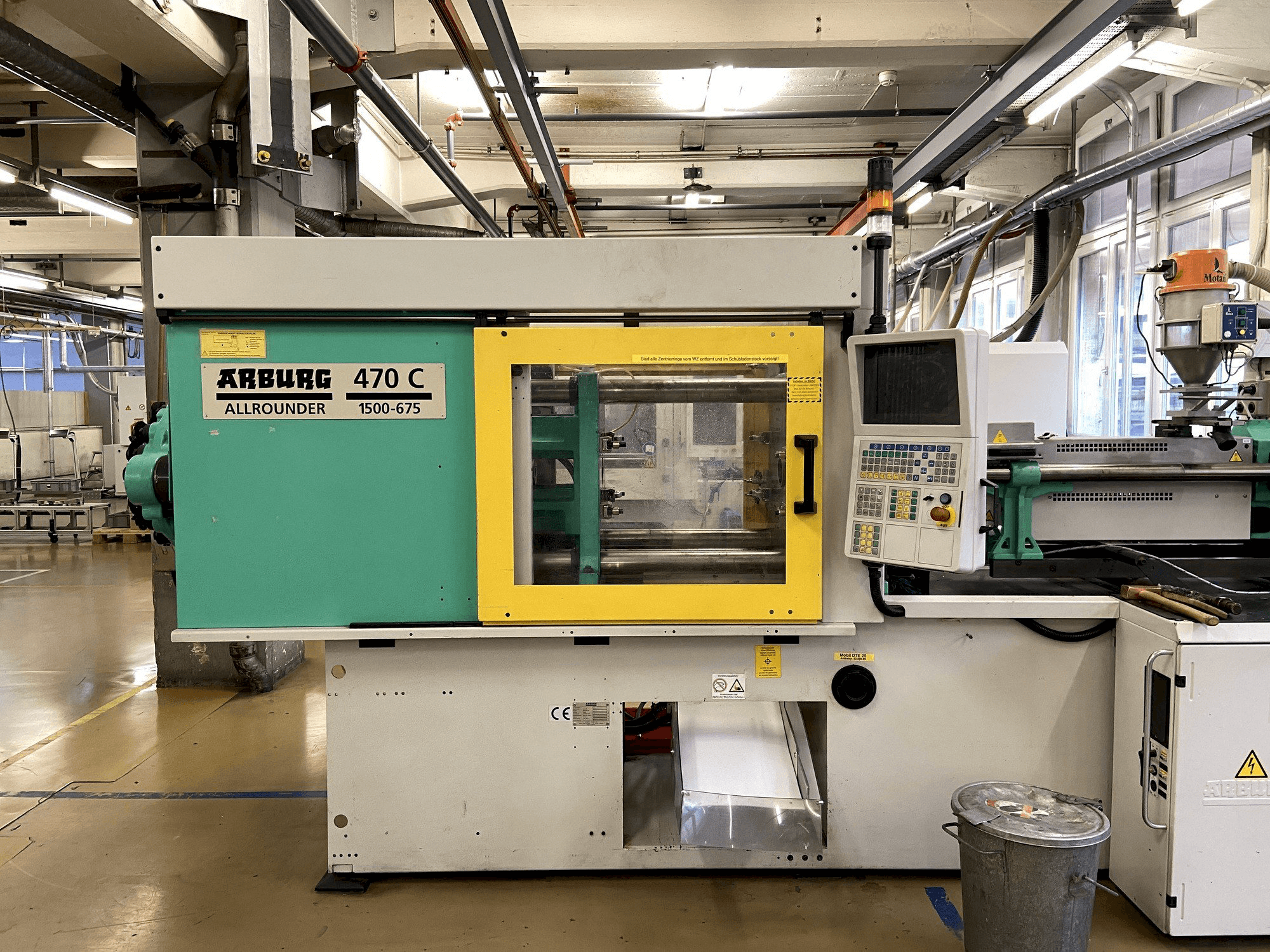 Vista Frontal da Arburg 470C 1500-675 máquina