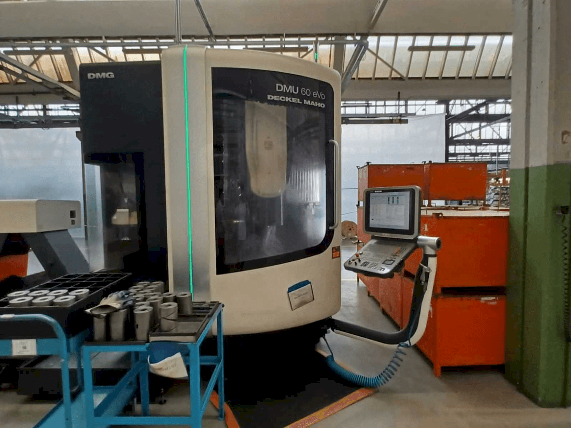 Vista Frontal da DMG MORI DMU 60 evo máquina