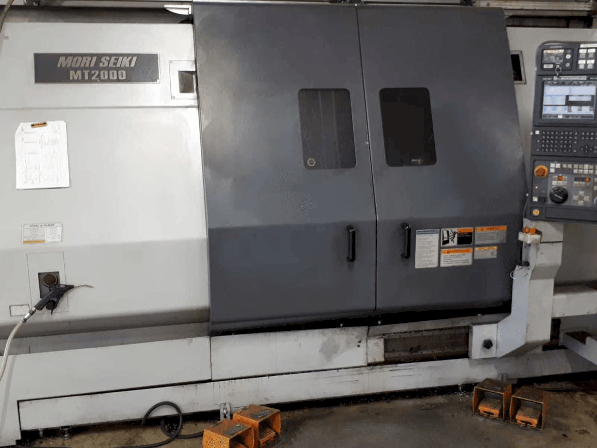 Vista Frontal da MORI SEIKI MT 2000 SZ máquina