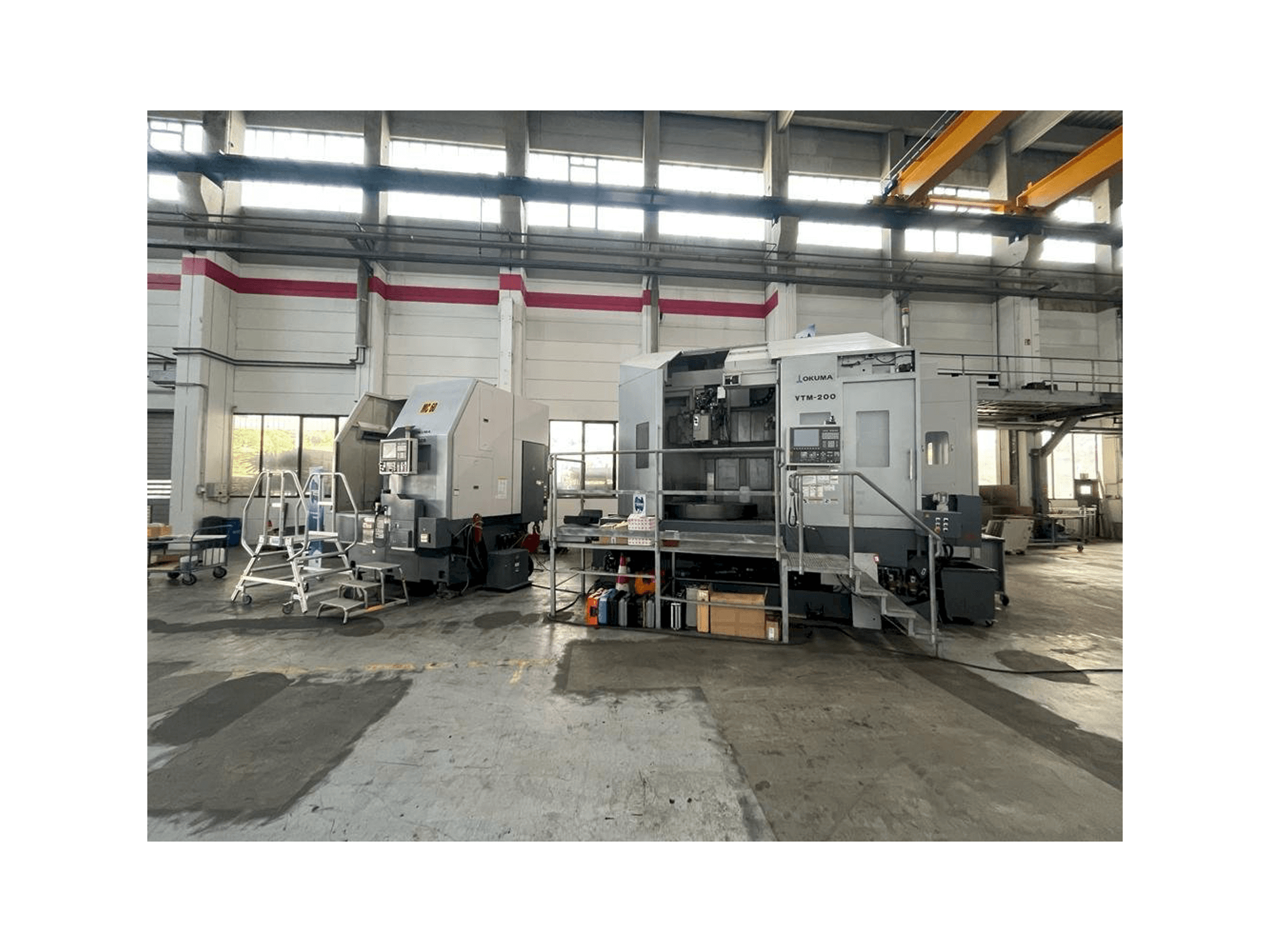 Vista Frontal da Okuma VTM-200 1ST máquina