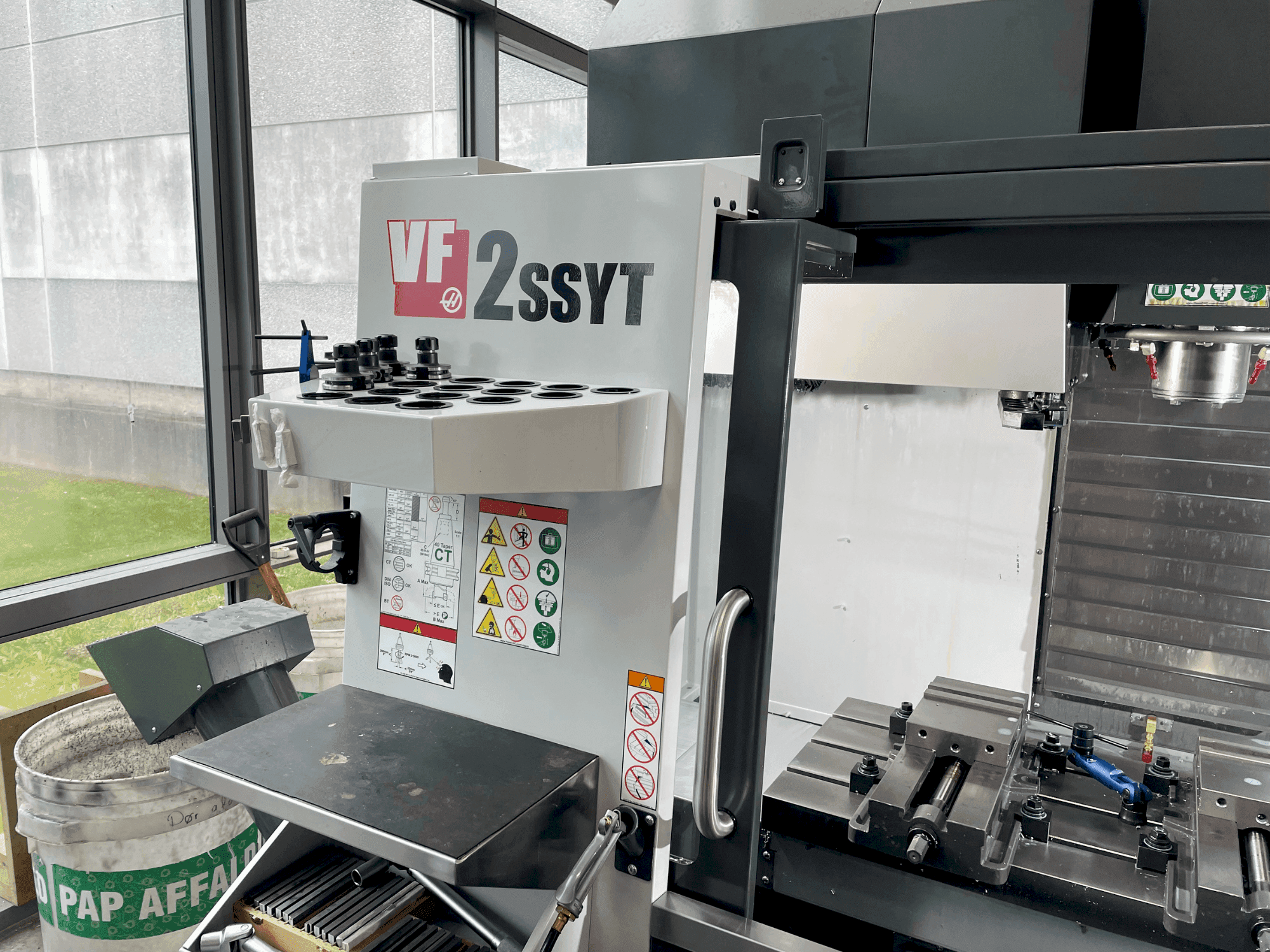 Vista Frontal da HAAS VF-2SSYT máquina