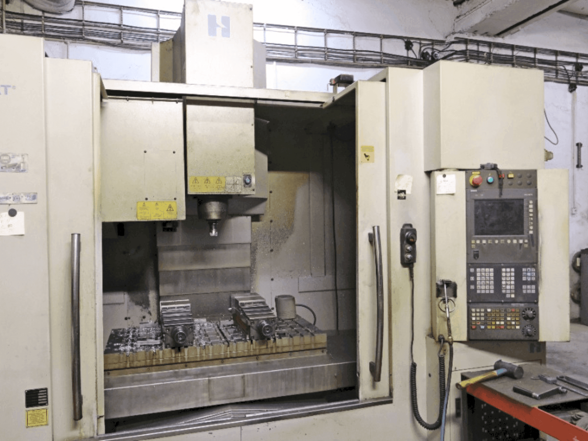 Vista Frontal da HARDINGE Bridgeport VMC 1000 máquina