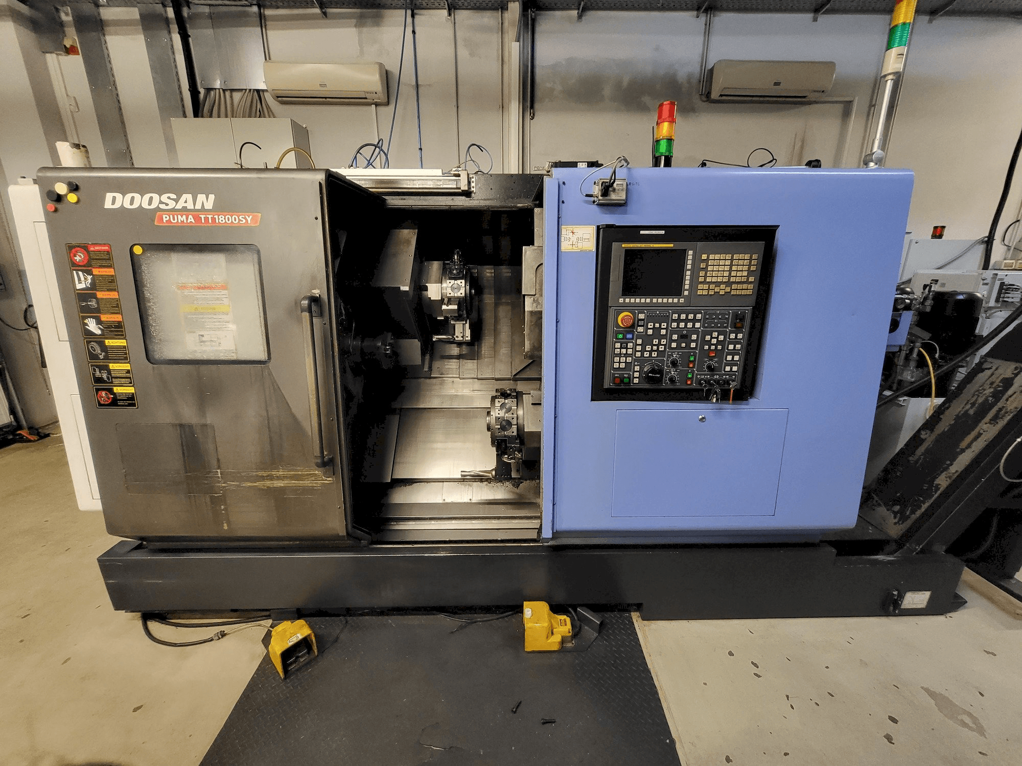 Vista Frontal da DOOSAN PUMA TT1800SY máquina